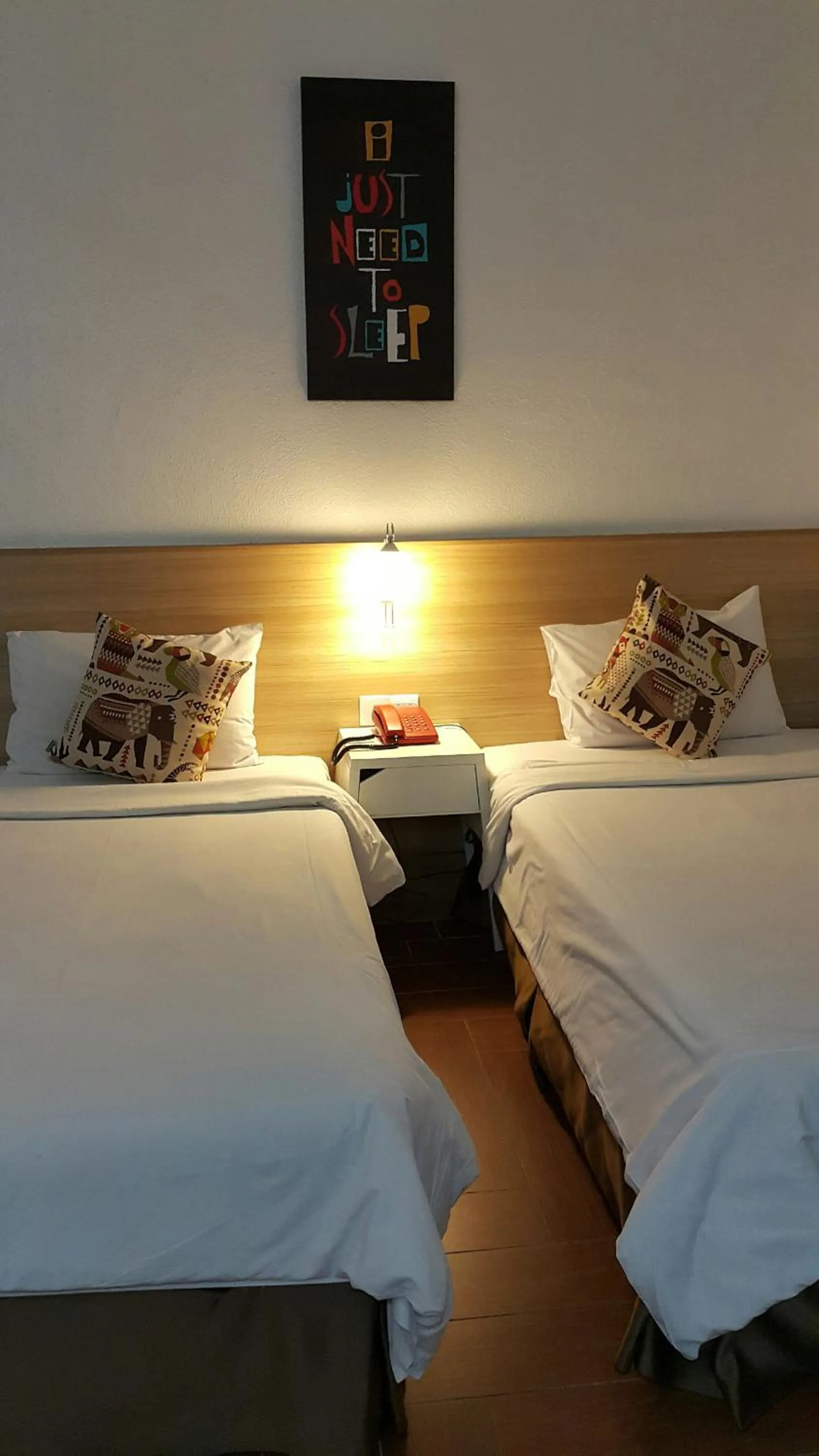 Photo of the whole room, Bed in Dynasty Inn