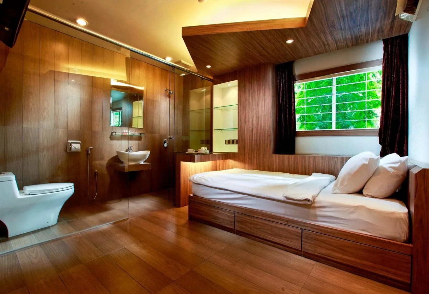 Photo of the whole room, Bed in Dynasty Inn