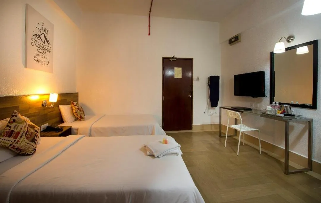 Photo of the whole room, Bed in Dynasty Inn