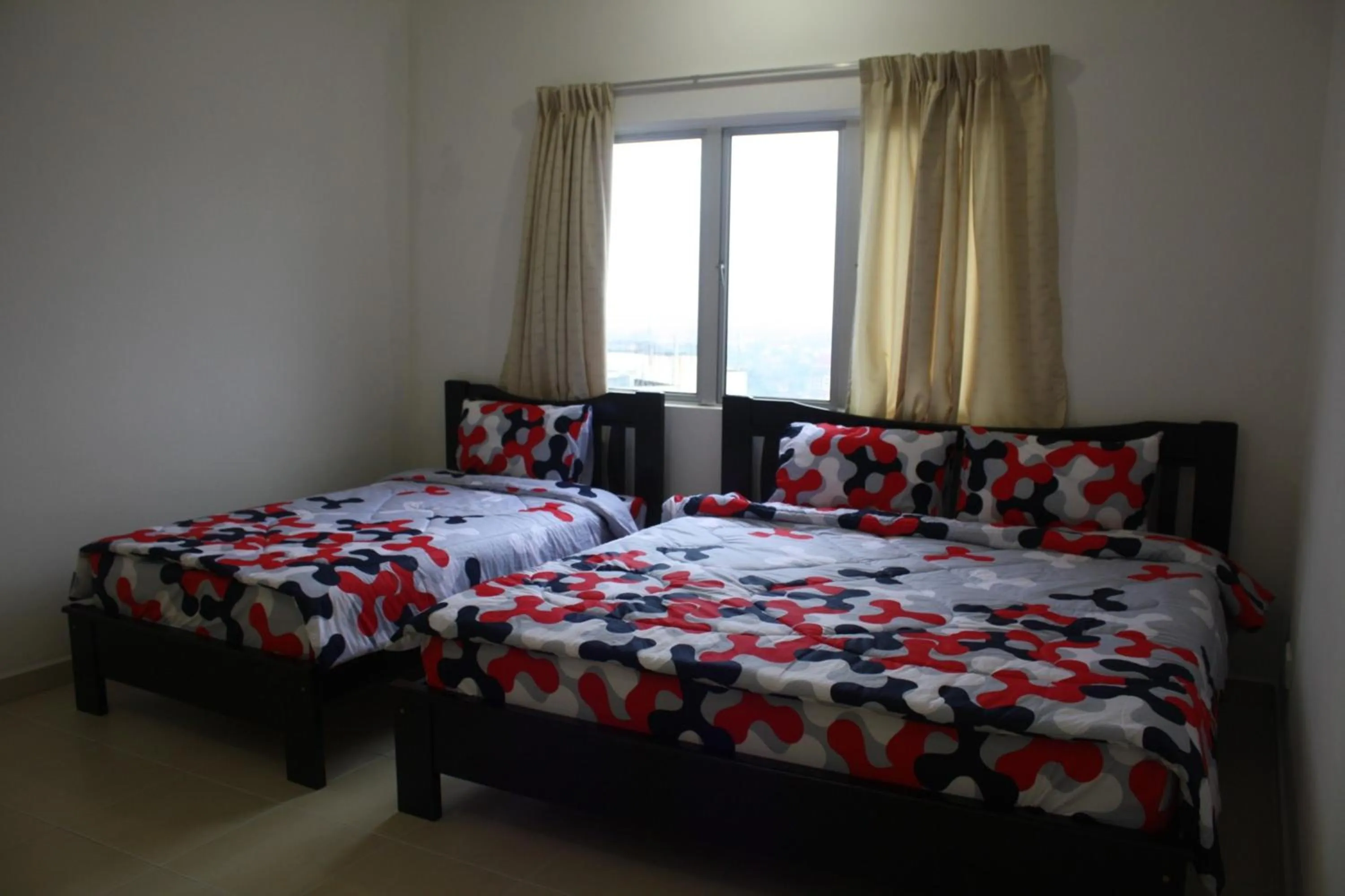 Photo of the whole room, Bed in Dynasty Inn