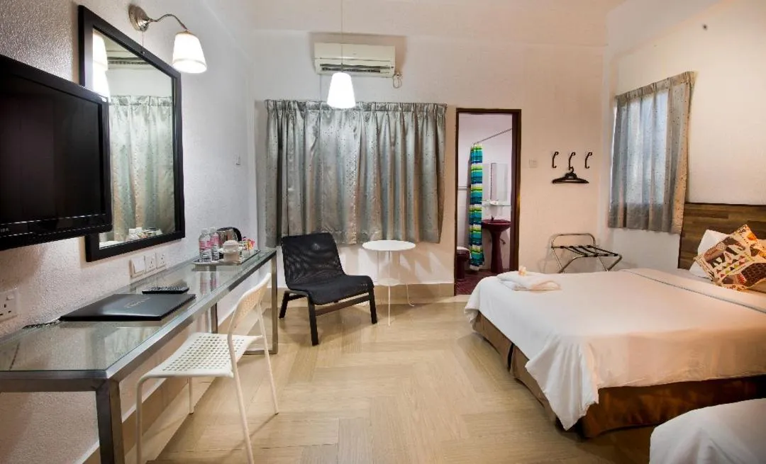 Photo of the whole room, Bed in Dynasty Inn