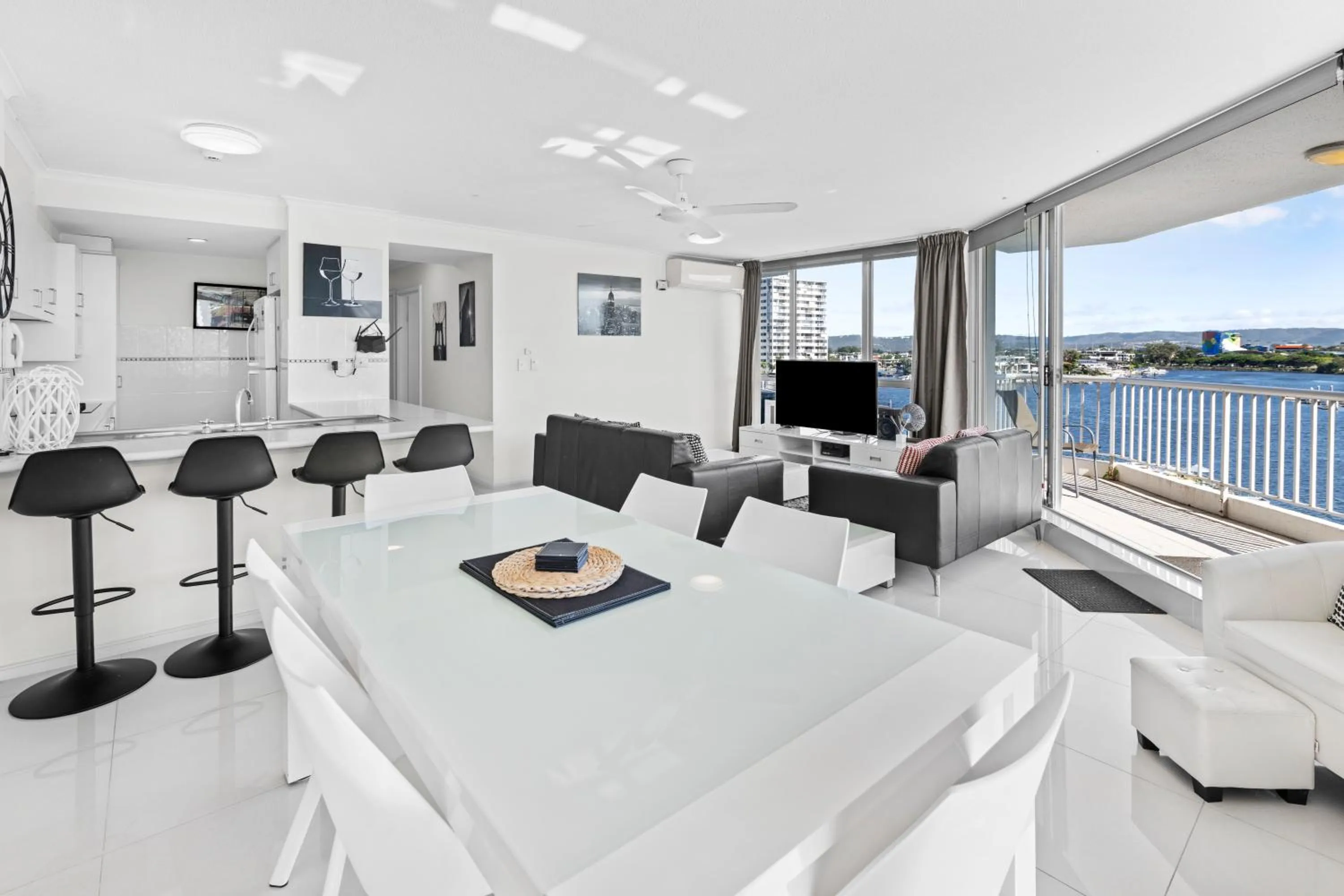 Moorings On Cavill Surfers Paradise