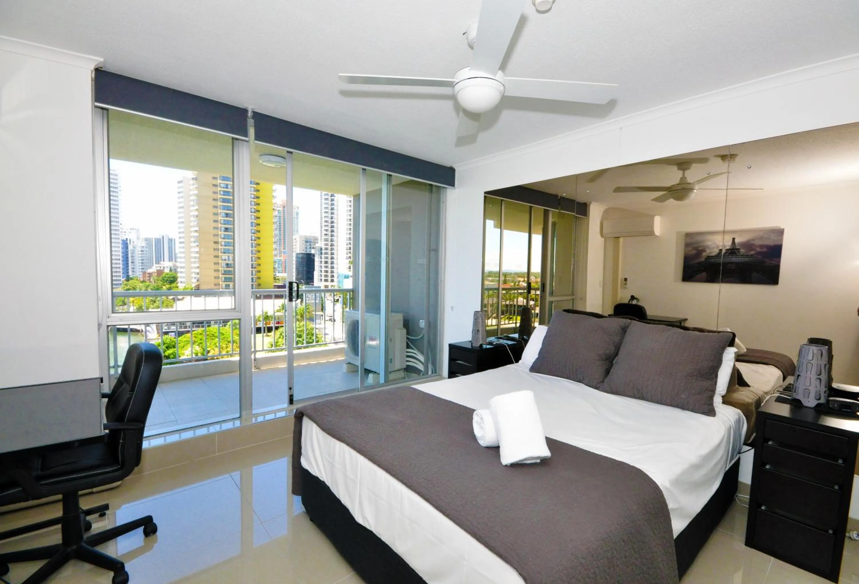 Bedroom, Bed in Moorings On Cavill Surfers Paradise