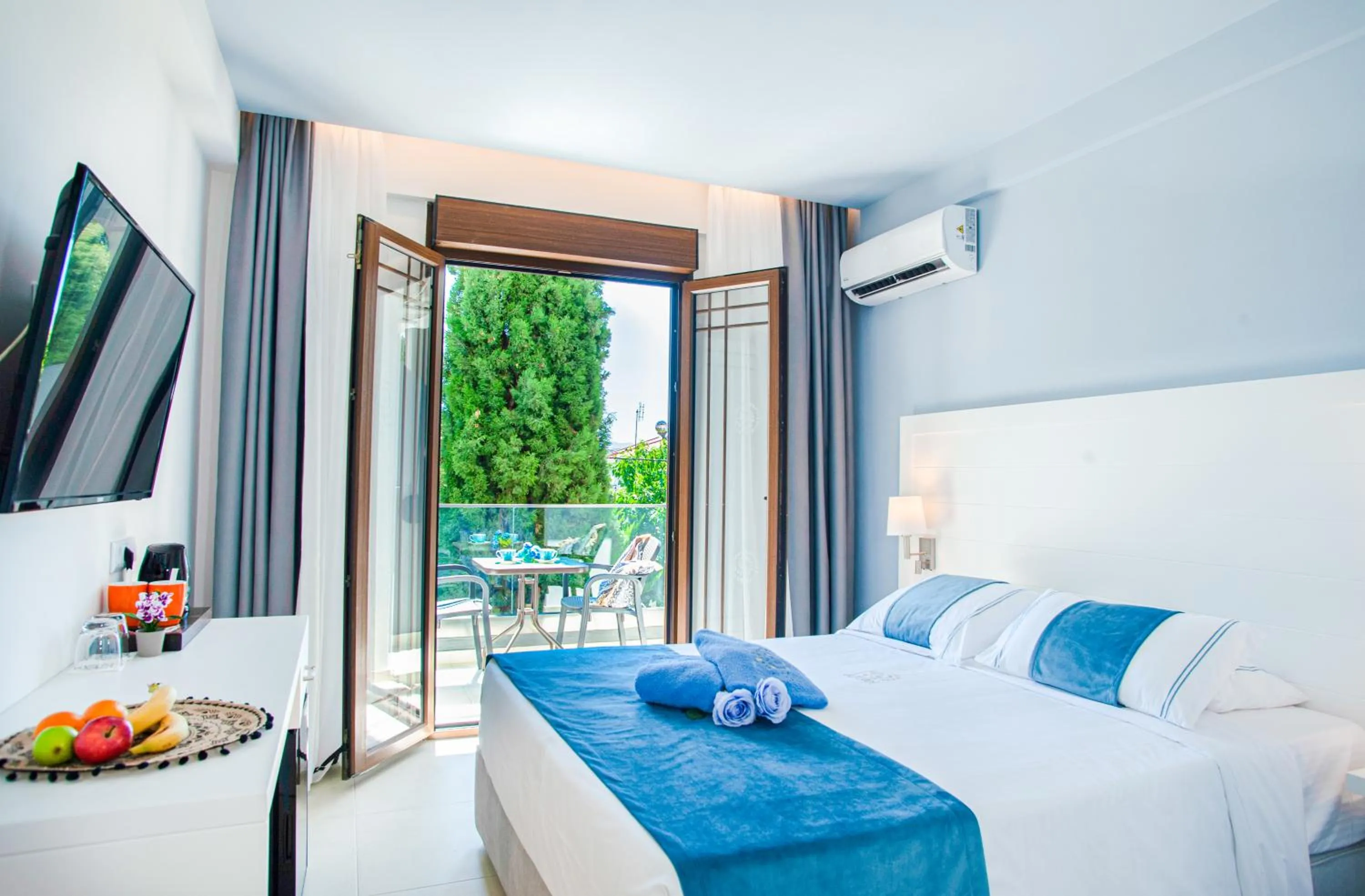 Balcony/Terrace, Bed in Acrotel Lily Ann Village