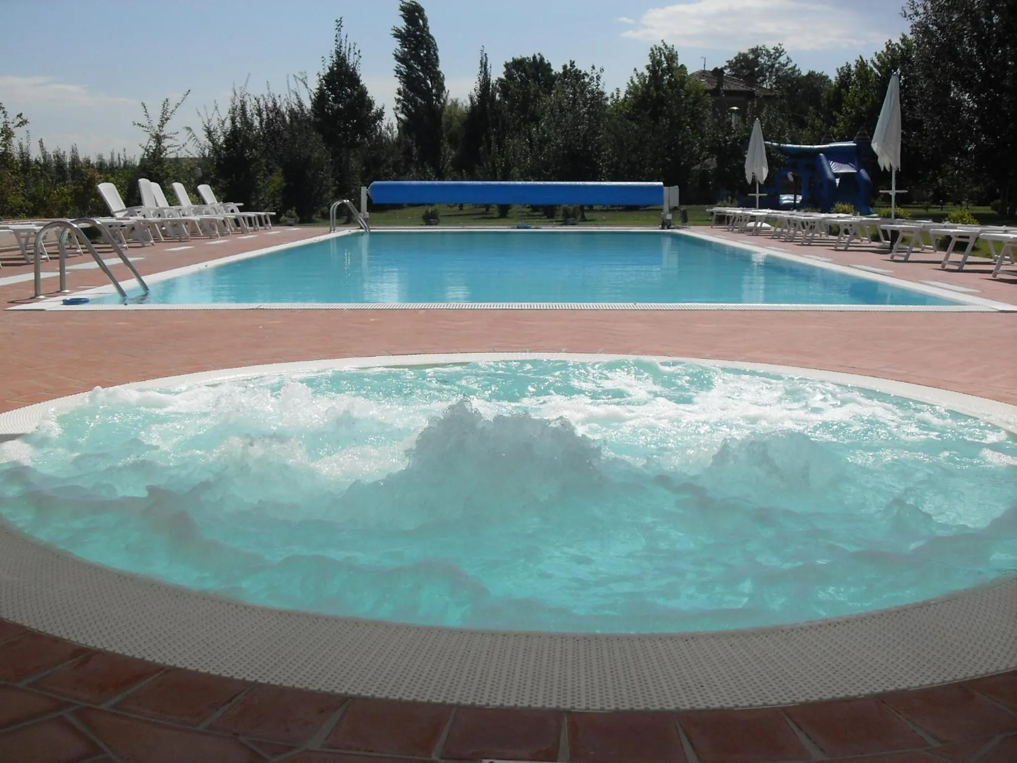 Hot Tub in Agriturismo Lama Di Valle Rosa