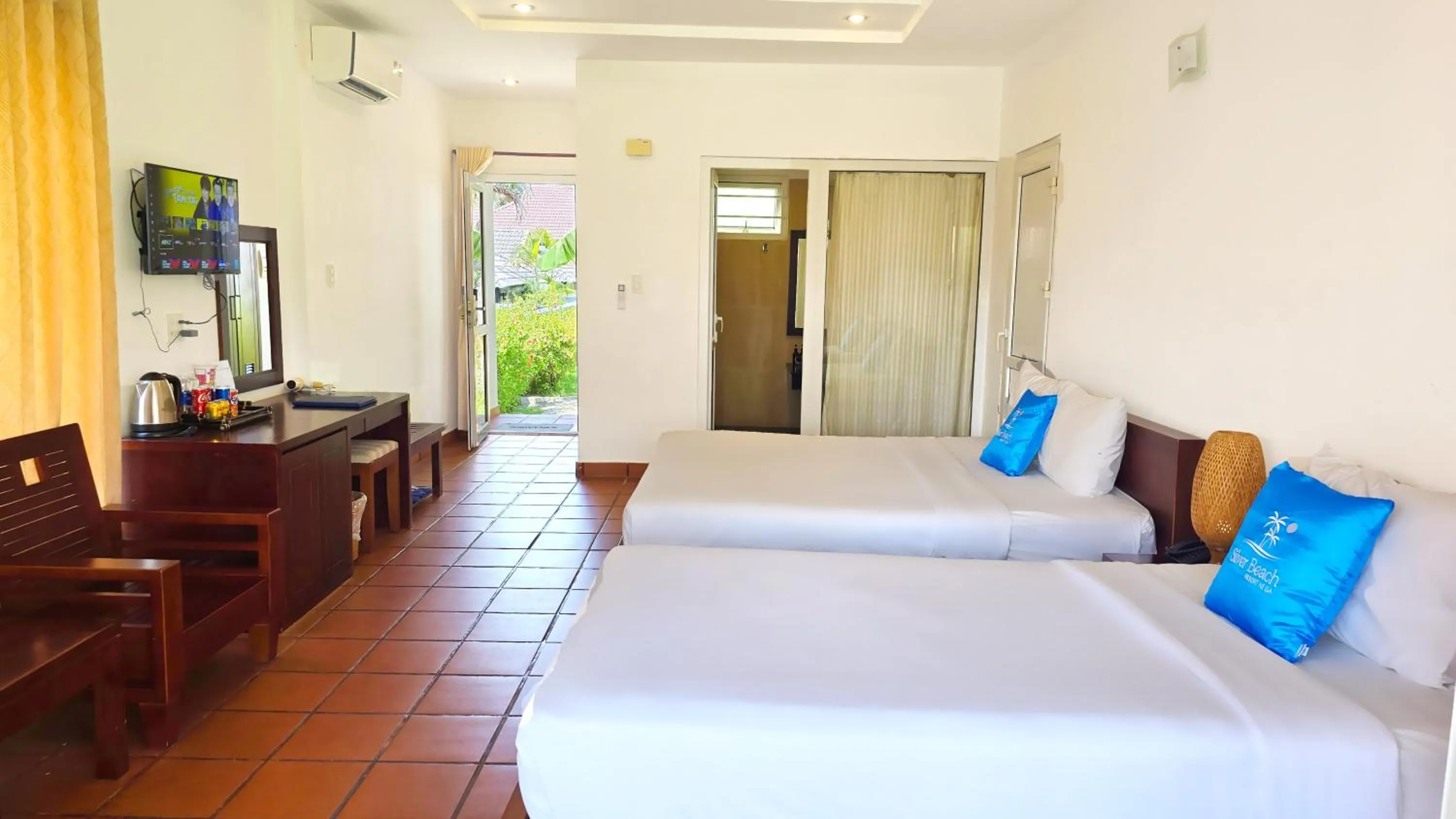 Communal lounge/ TV room, Bed in Silver Beach Resort Ke Ga