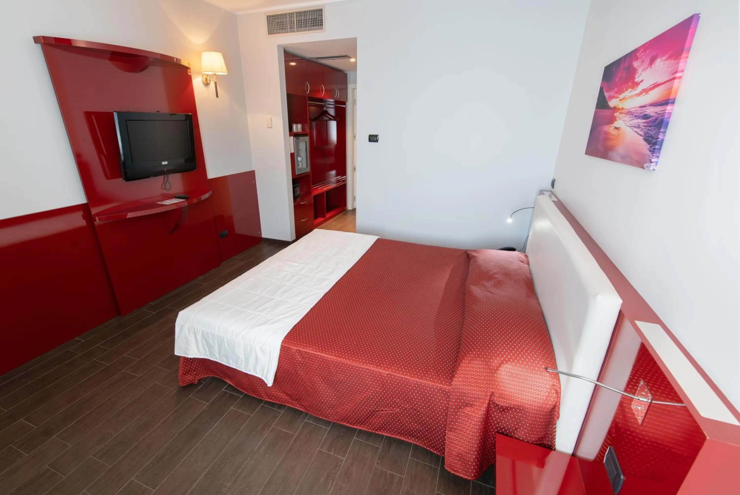 TV and multimedia, Bed in Hotel Mediterraneo