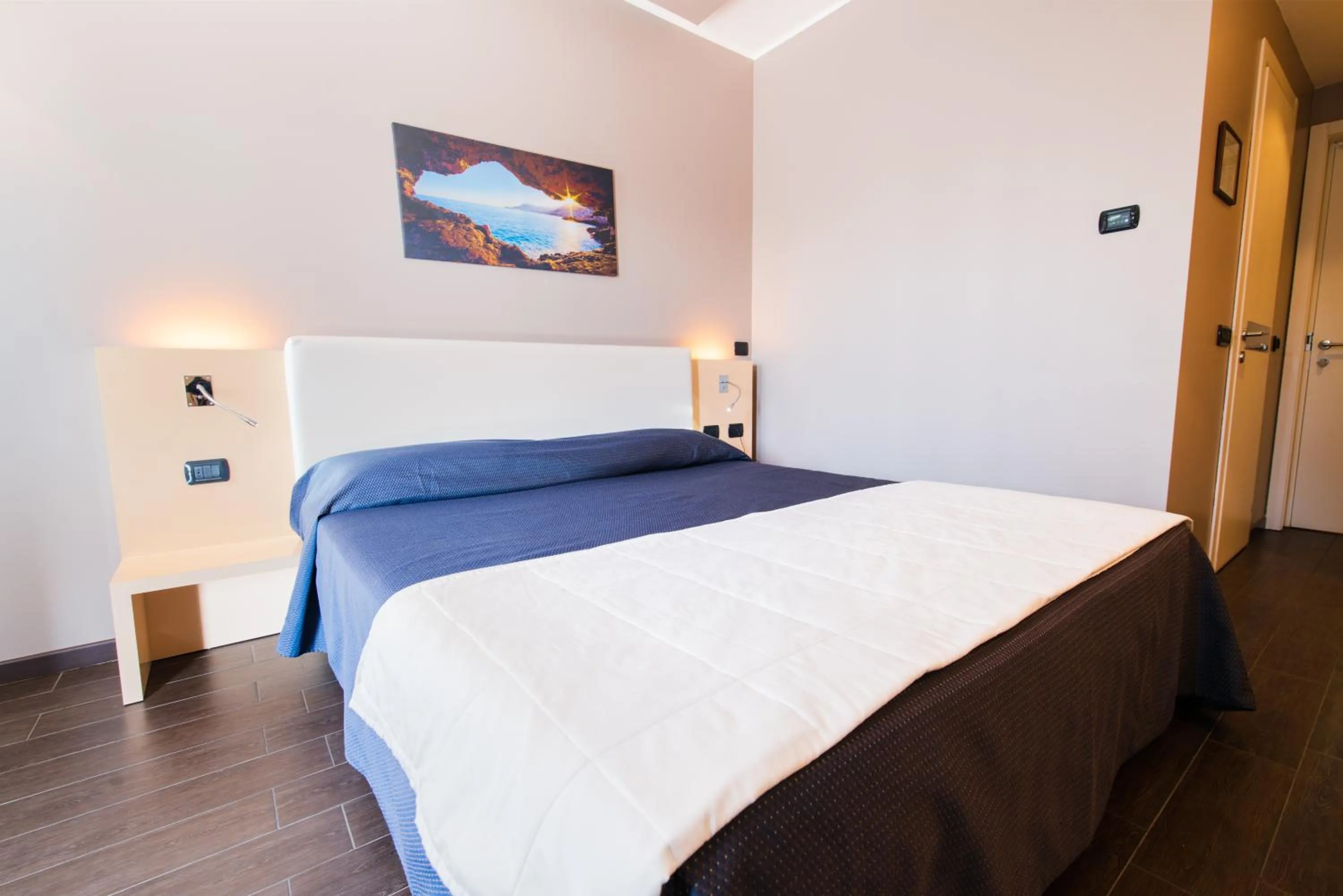 Bedroom, Bed in Hotel Mediterraneo