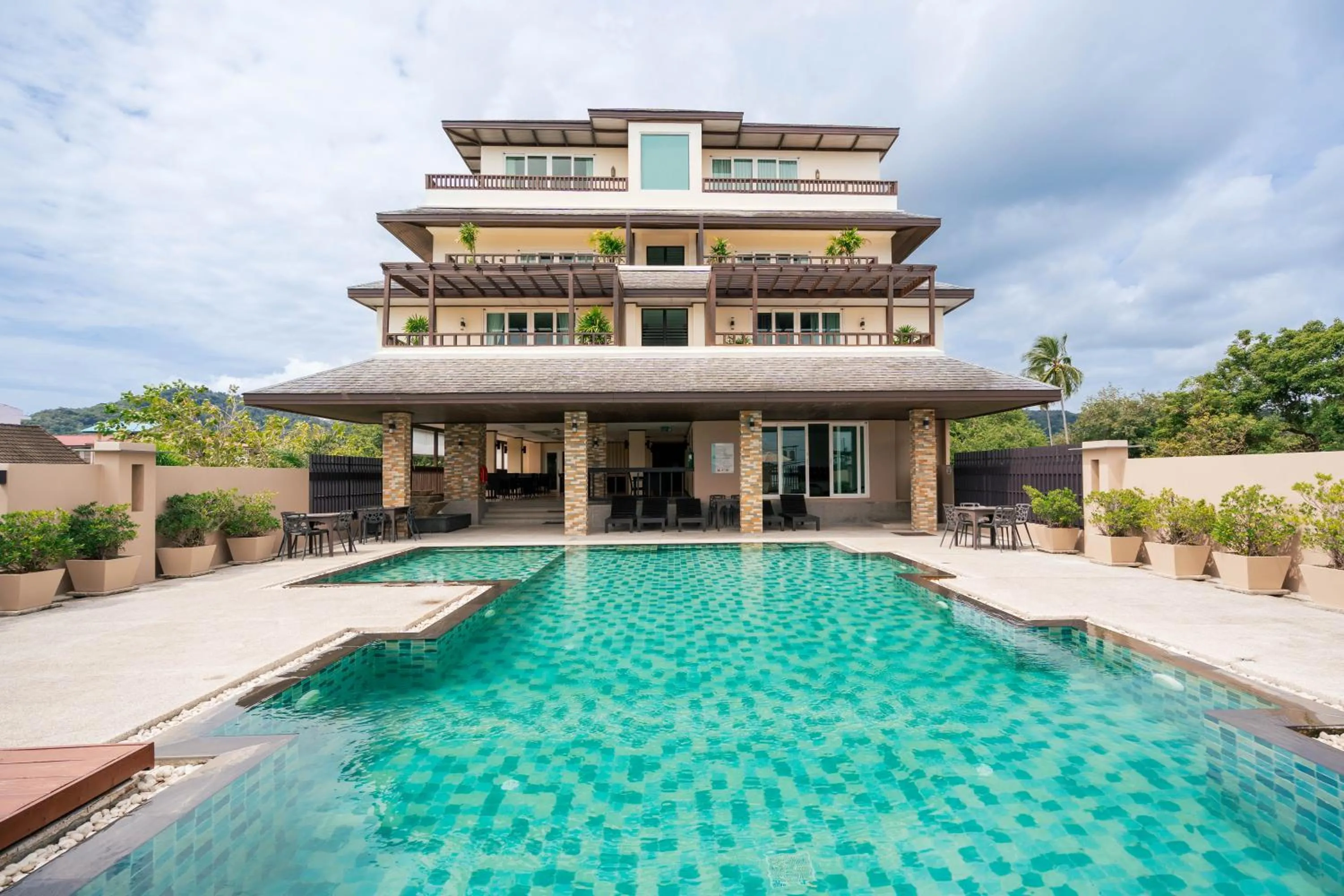 Swimming pool in Ratana Hotel Chalong
