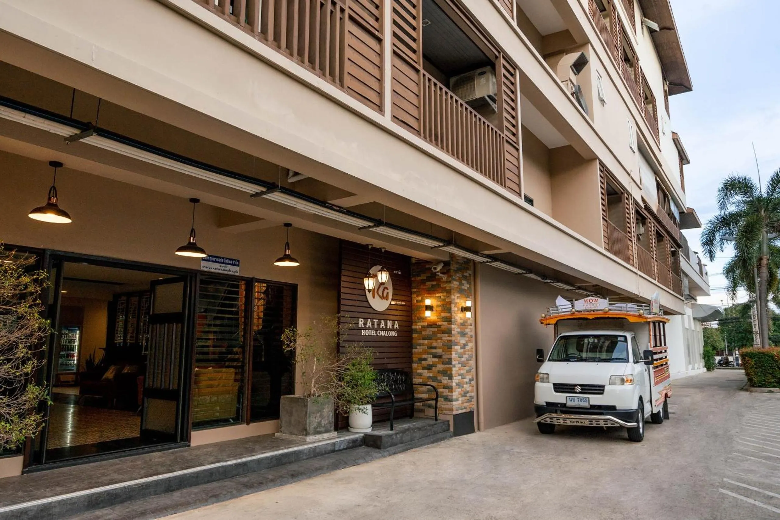 Facade/entrance in Ratana Hotel Chalong