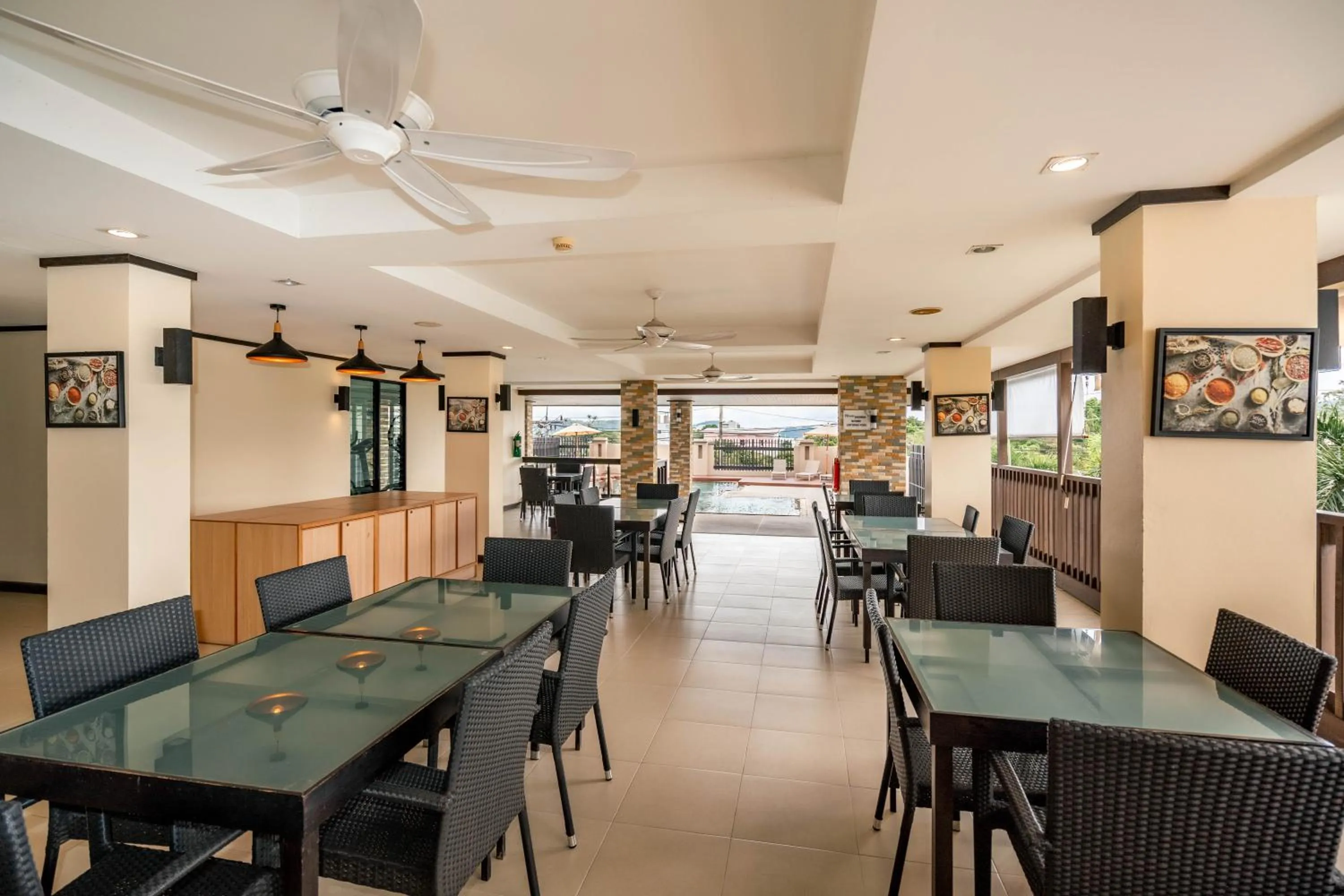 Restaurant/places to eat in Ratana Hotel Chalong