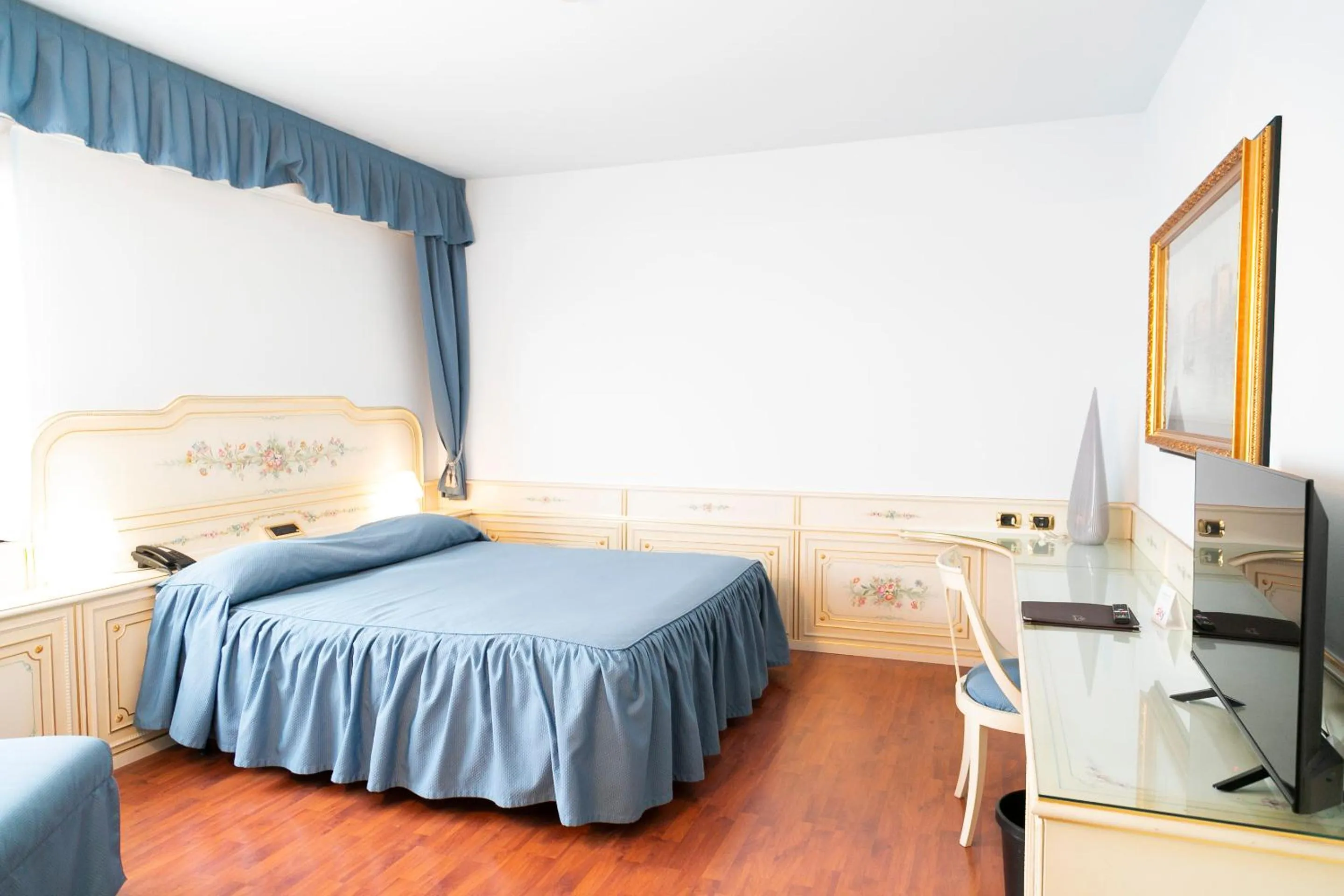 Bedroom, Bed in Melas Hotel