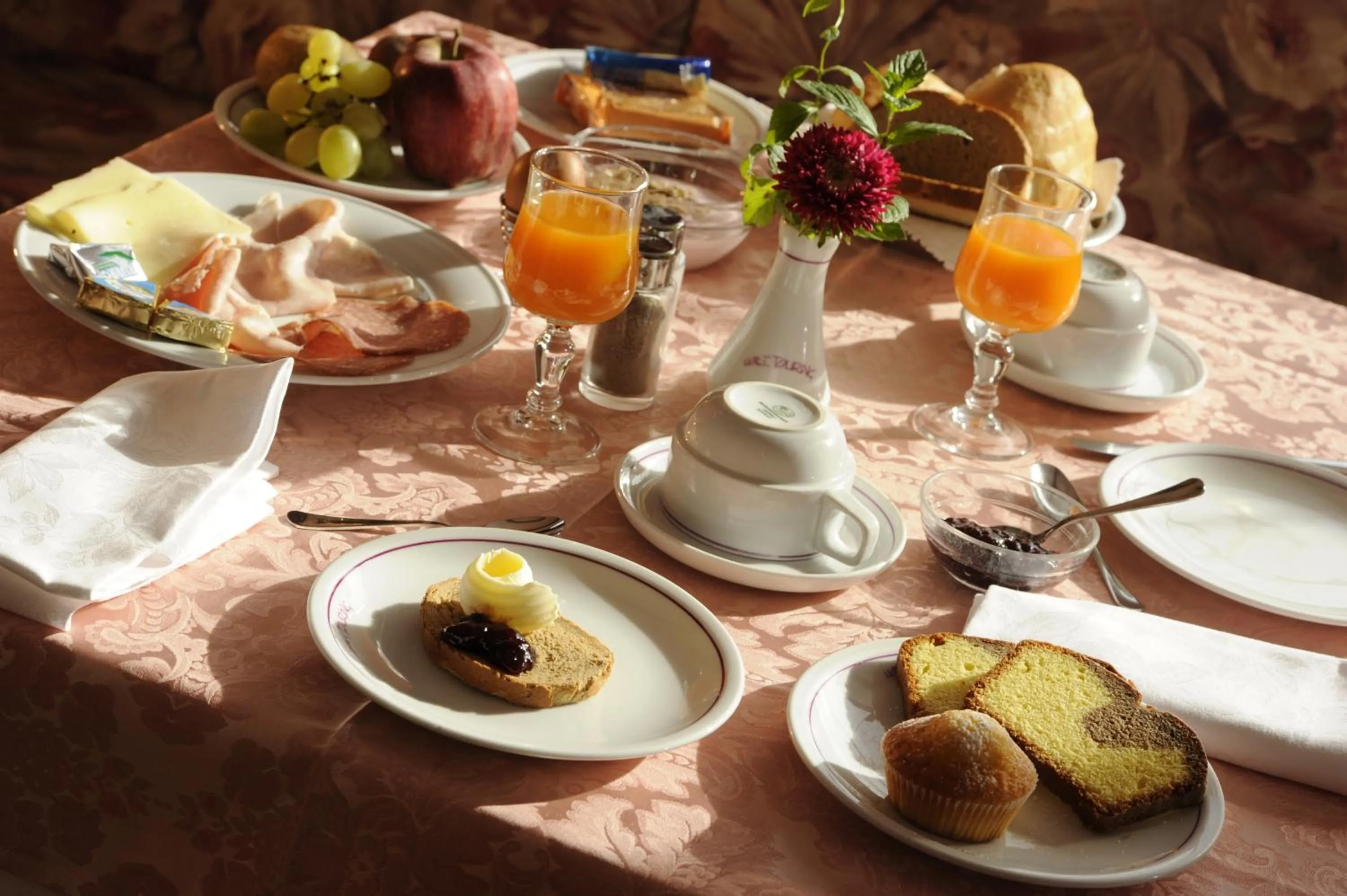 Breakfast in Alpine Touring Hotel-petfriendly