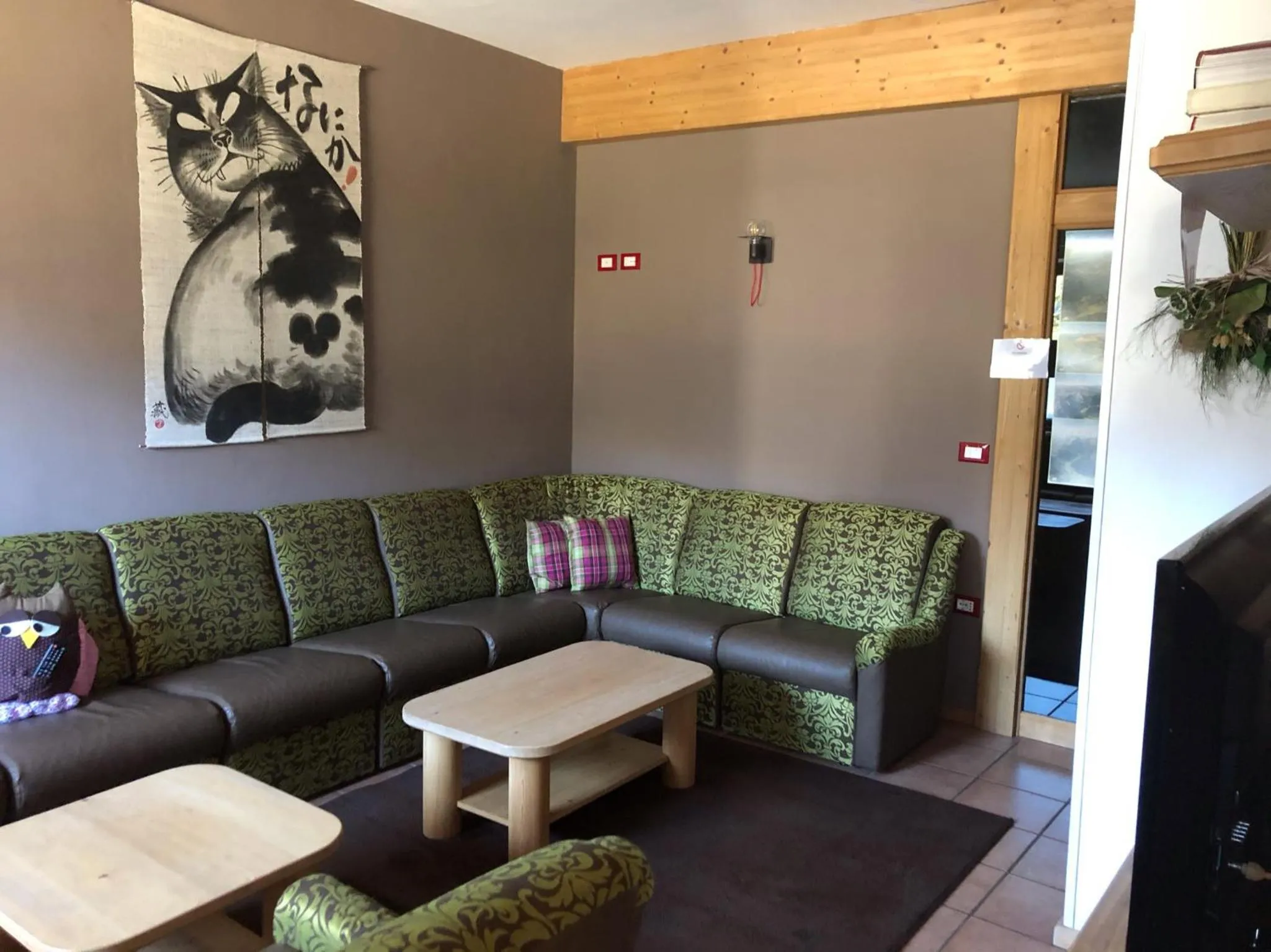 Communal lounge/ TV room in Alpine Touring Hotel-petfriendly