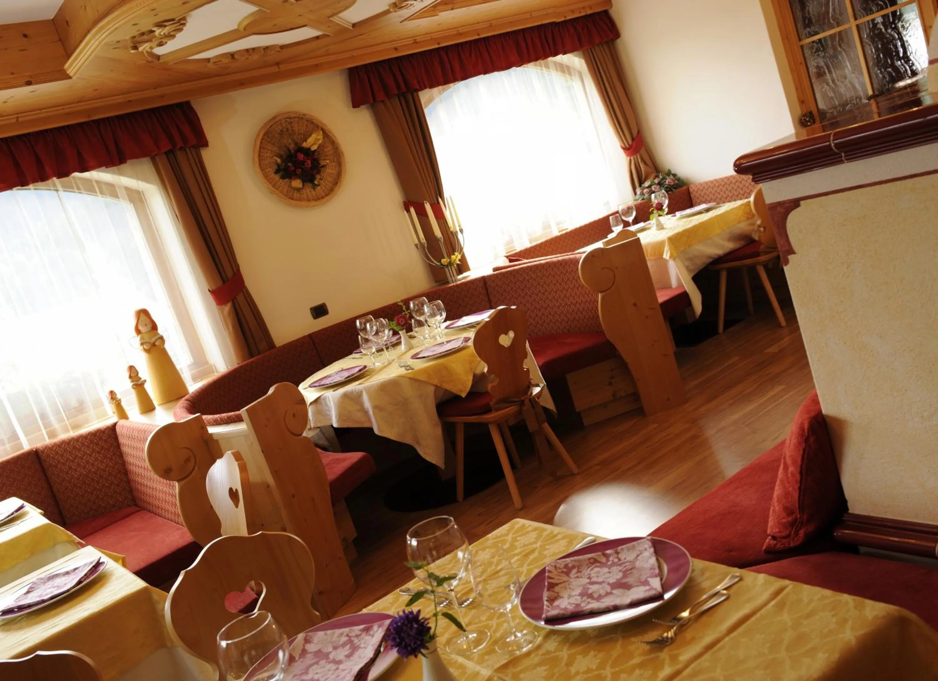 Restaurant/places to eat in Alpine Touring Hotel-petfriendly