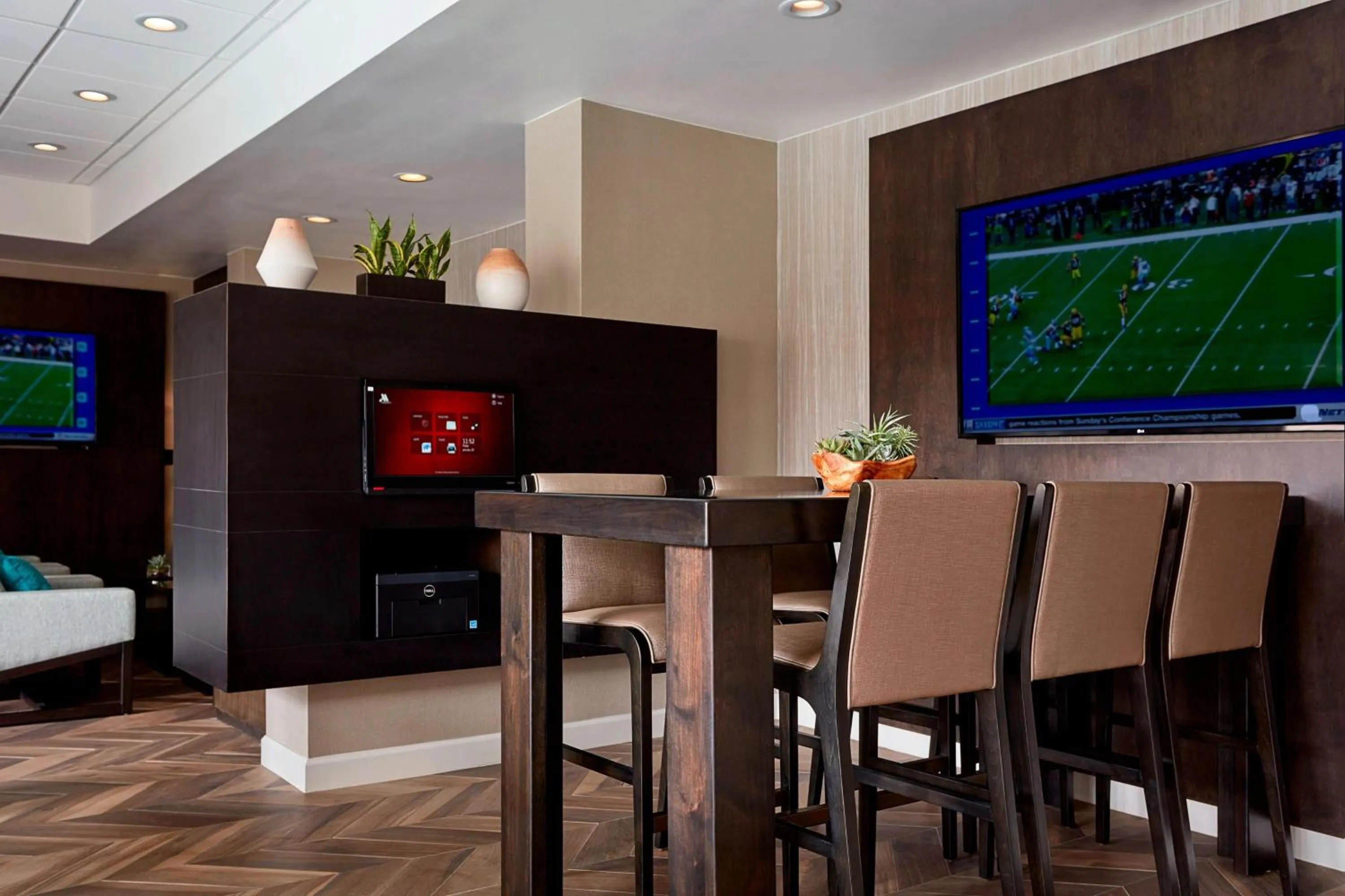 Lounge or bar in Charlotte Marriott SouthPark