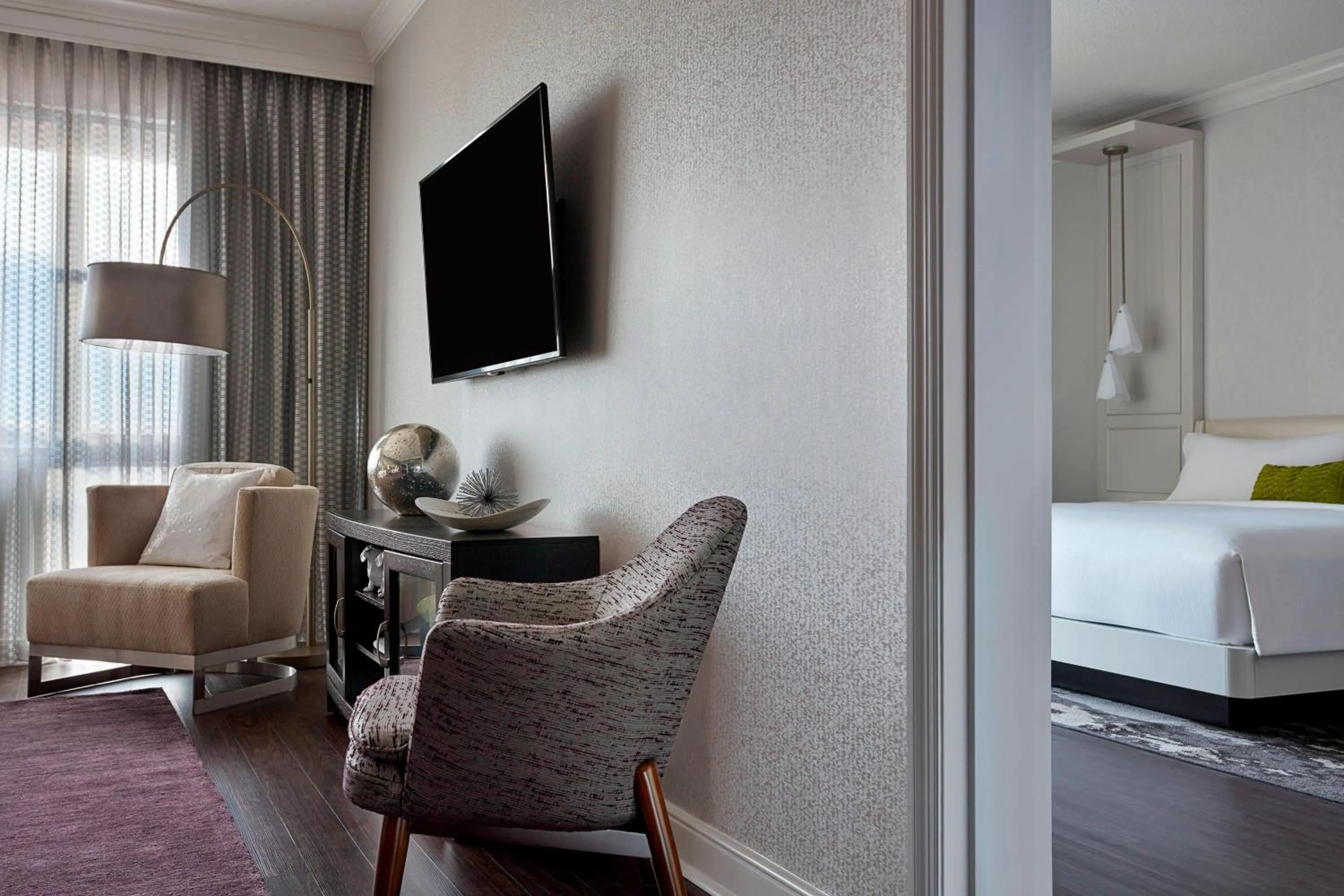 Living room, Bed in Charlotte Marriott SouthPark