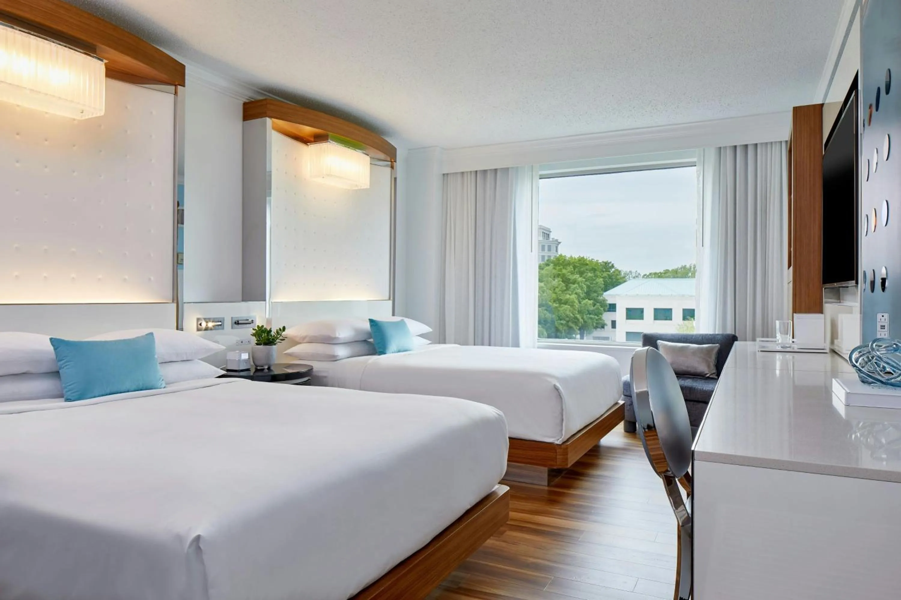 Photo of the whole room, Bed in Renaissance Charlotte SouthPark Hotel