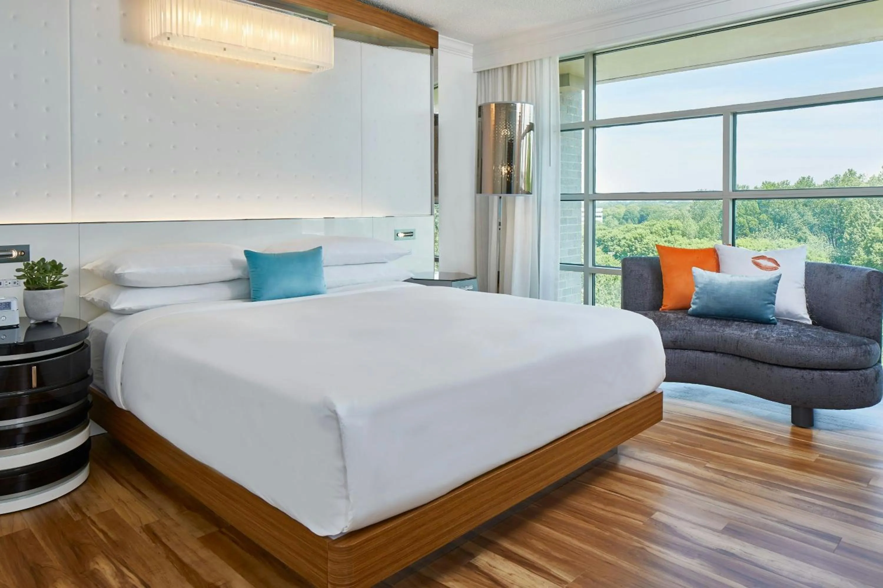 Photo of the whole room, Bed in Renaissance Charlotte SouthPark Hotel