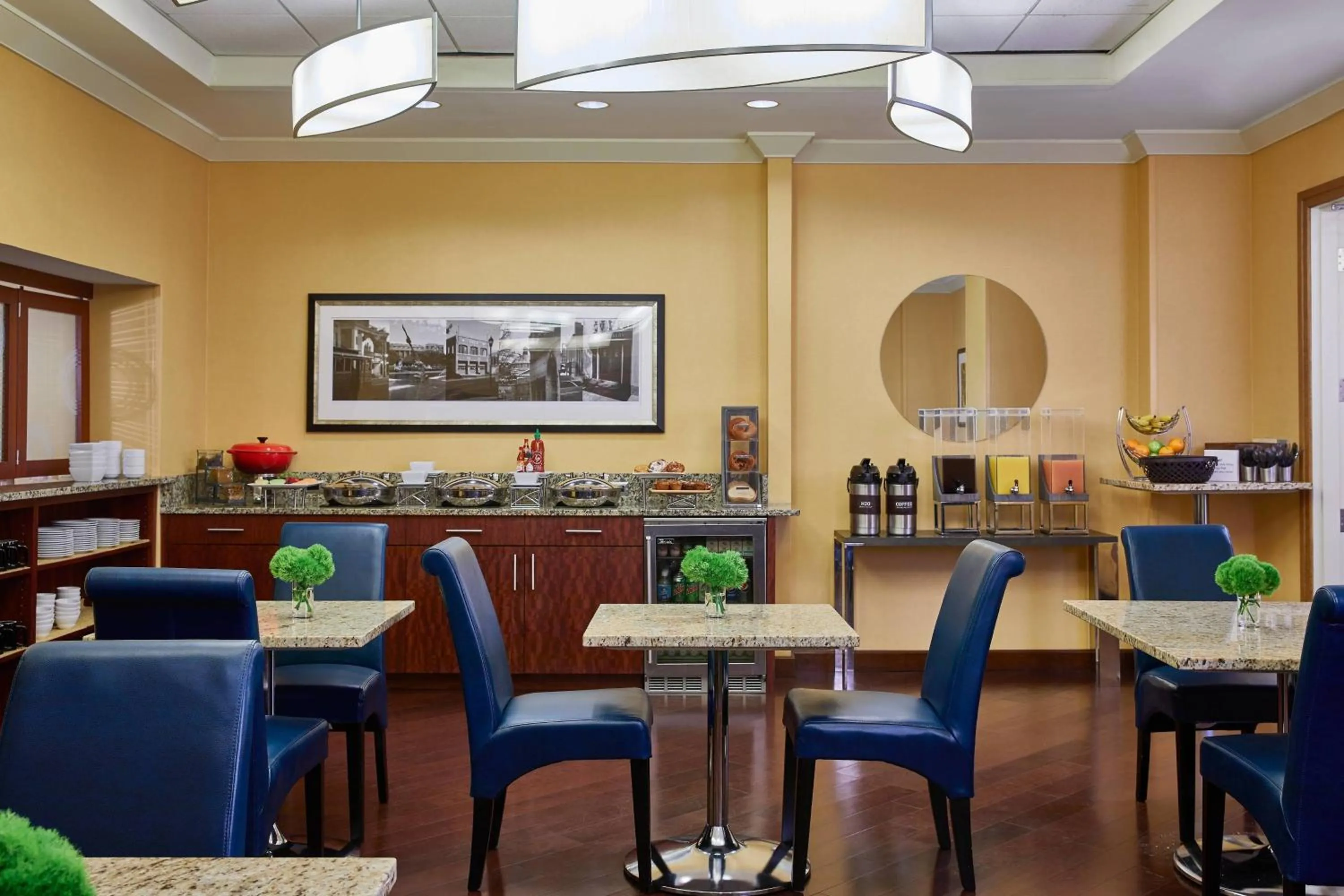 Lounge or bar in Renaissance Charlotte SouthPark Hotel