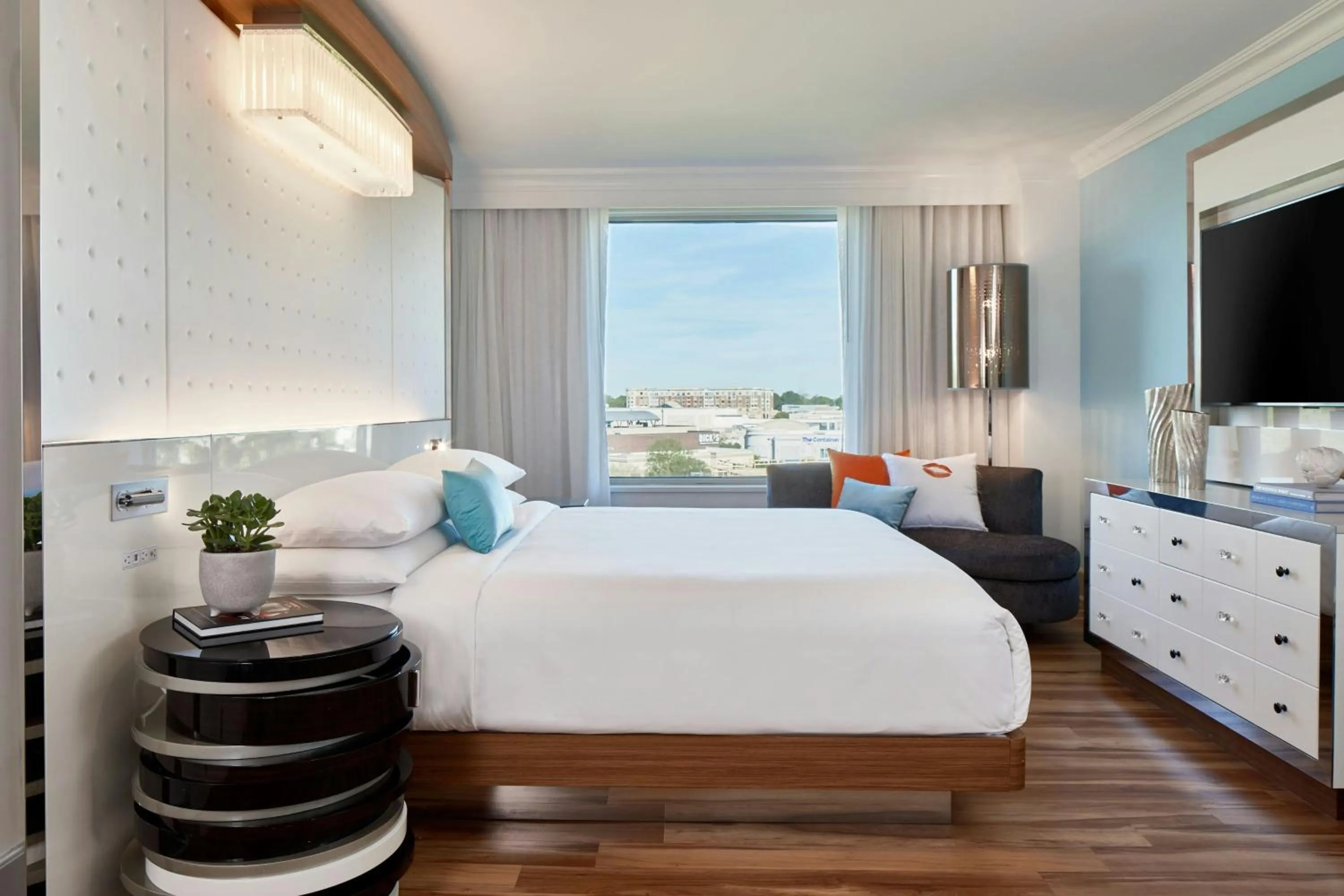 Bedroom, Bed in Renaissance Charlotte SouthPark Hotel