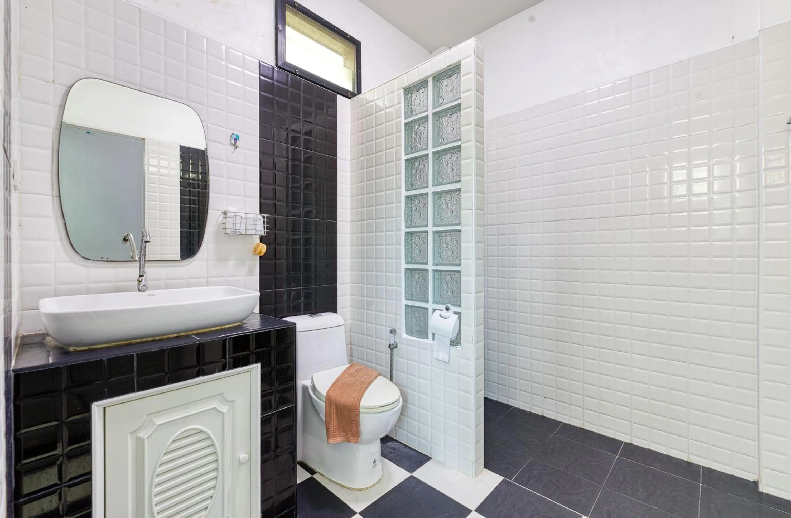 Shower in Chill at Hill