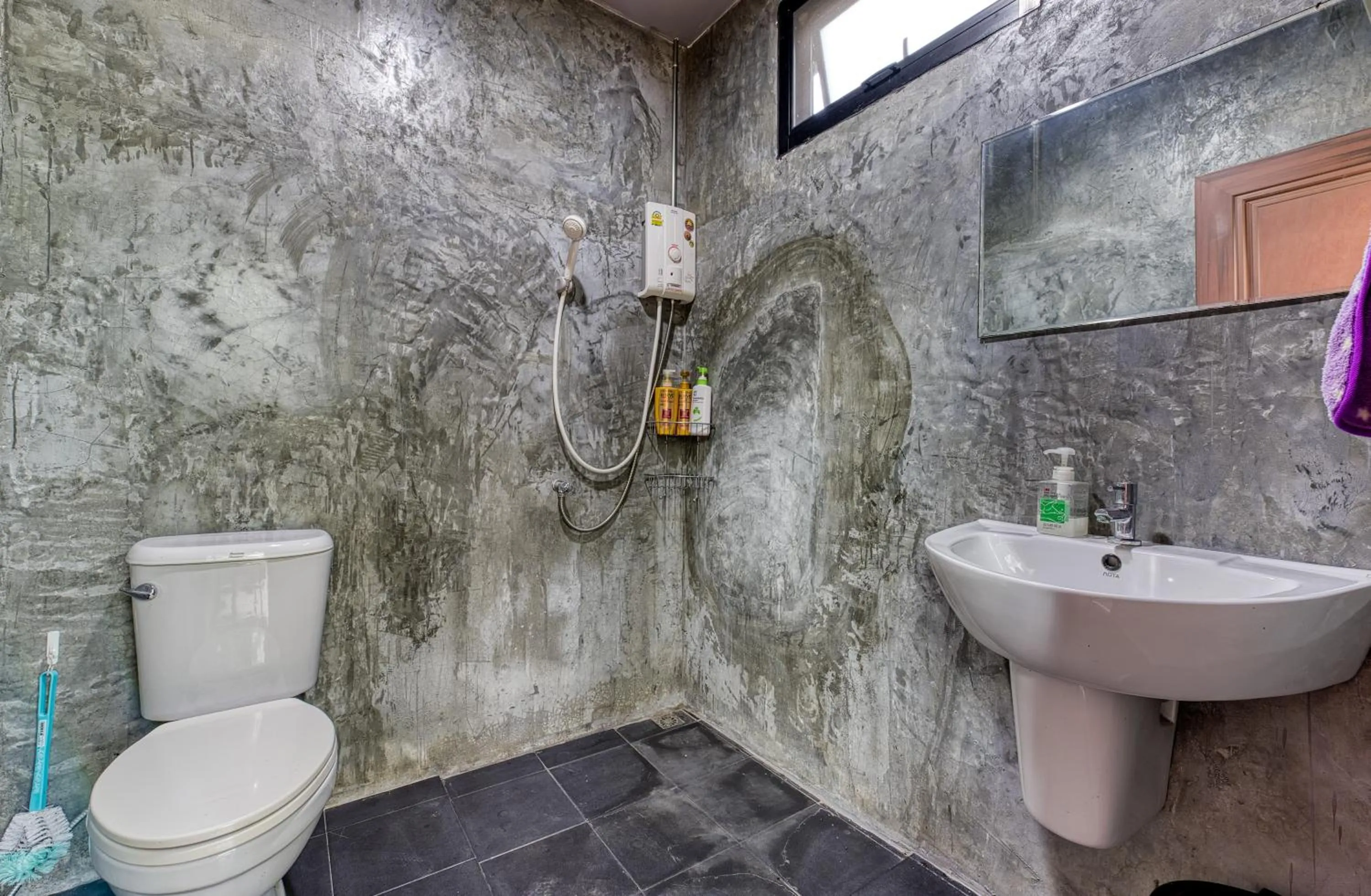 Shower in Chill at Hill