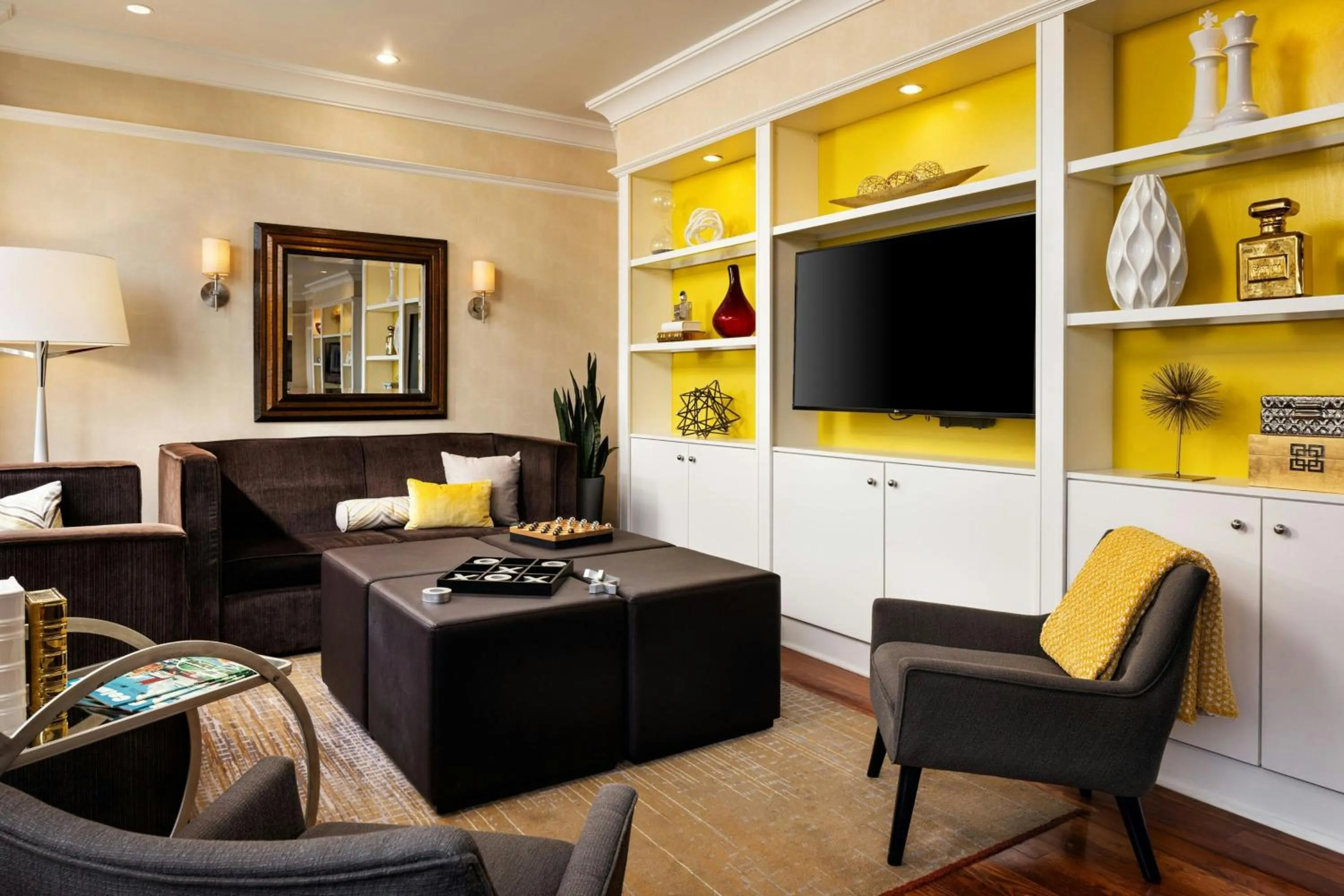 Living room in Renaissance Columbus Downtown Hotel