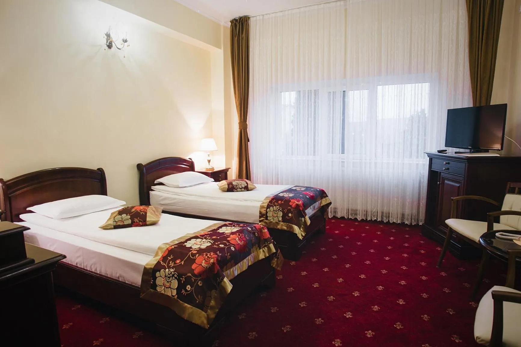 Photo of the whole room, Bed in Hotel Capitol