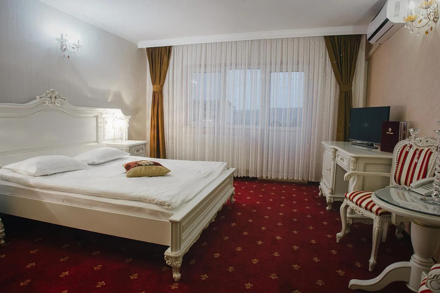 Photo of the whole room, Bed in Hotel Capitol