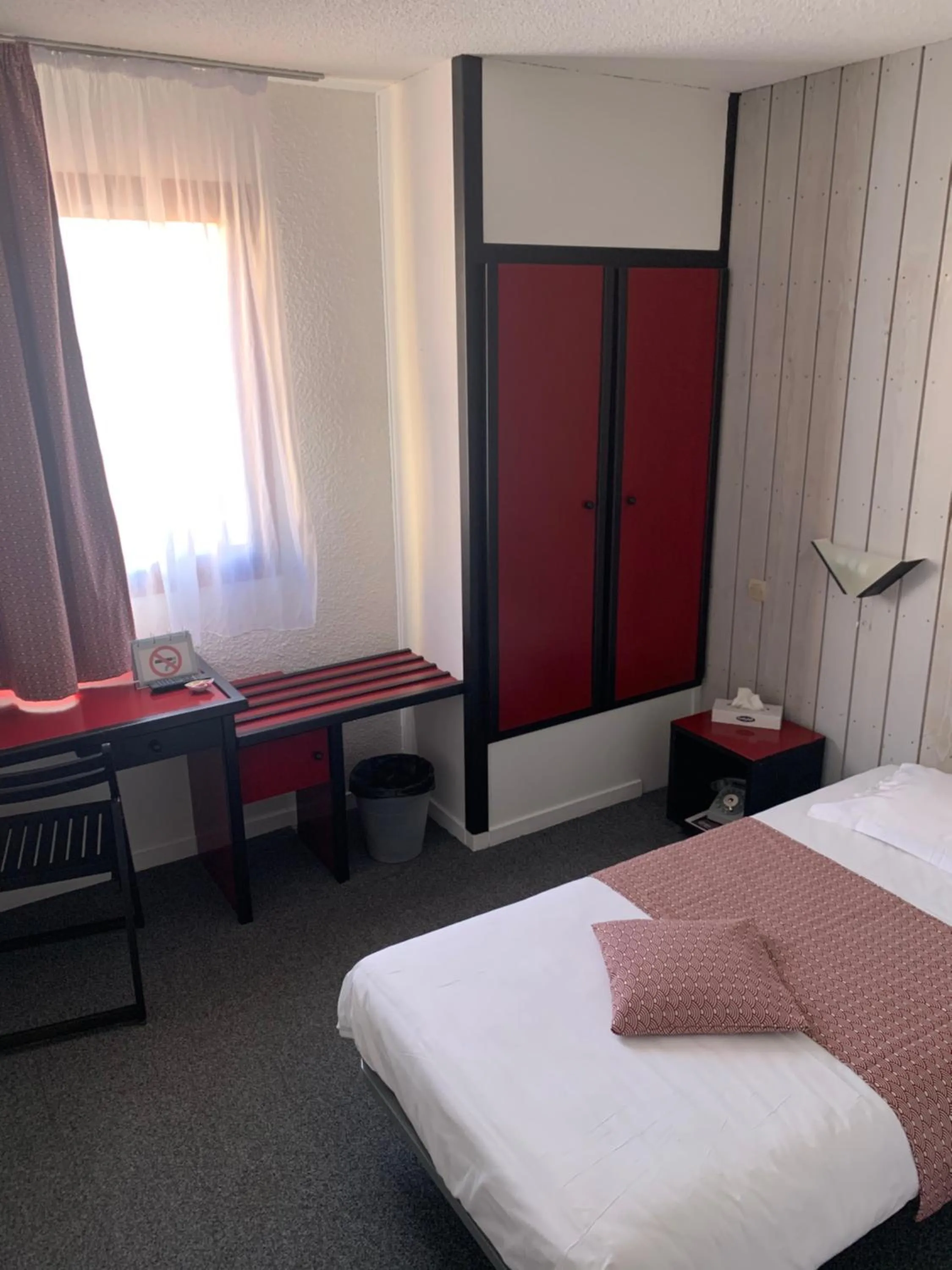 Communal lounge/ TV room, Bed in Hotel Atlantide