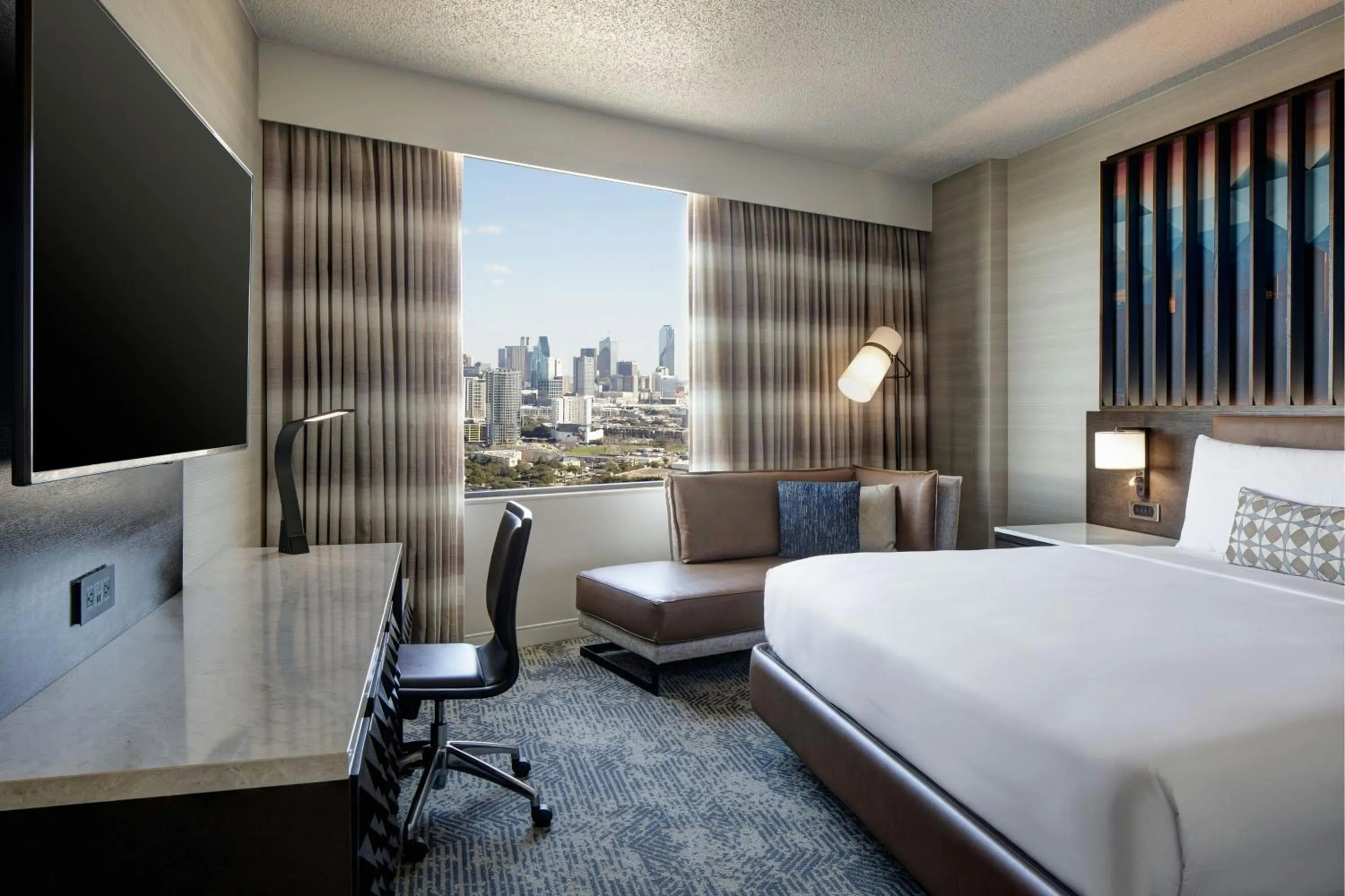 Photo of the whole room, Bed in Renaissance Dallas Hotel