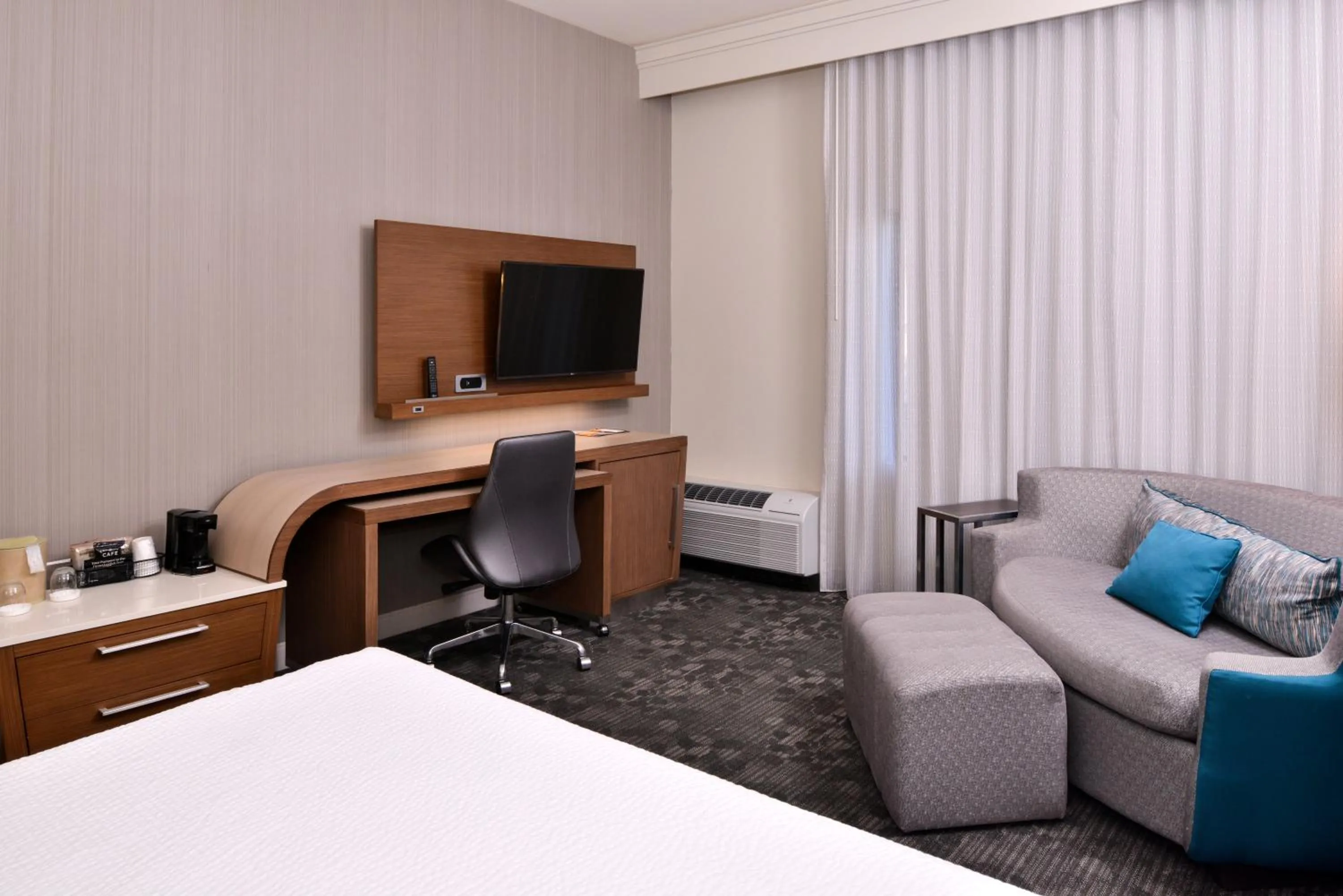 Bedroom, Bed in Courtyard Palm Desert