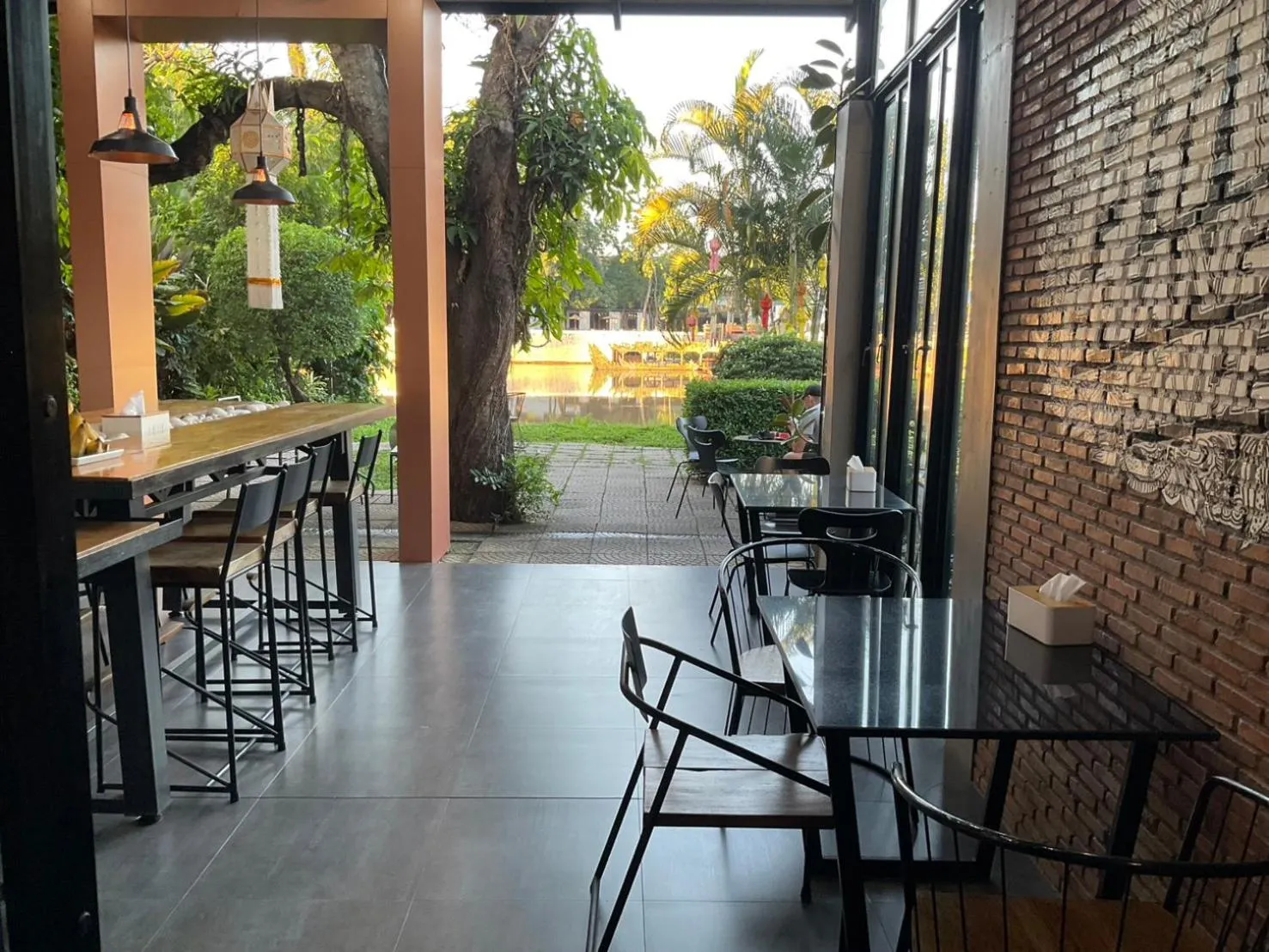 Restaurant/places to eat in i-river chiangmai