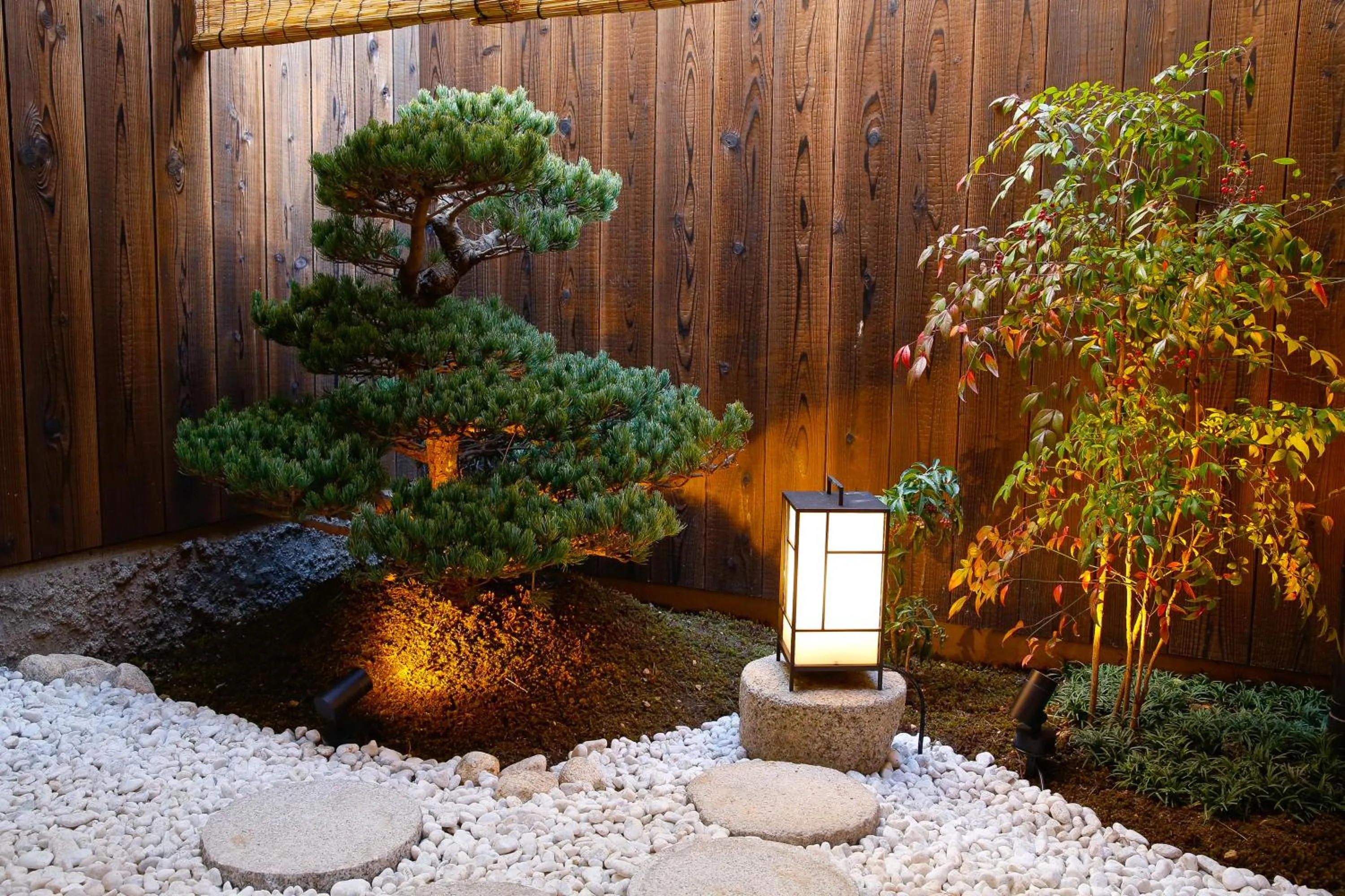 Garden in Hosta Umekoji Akari