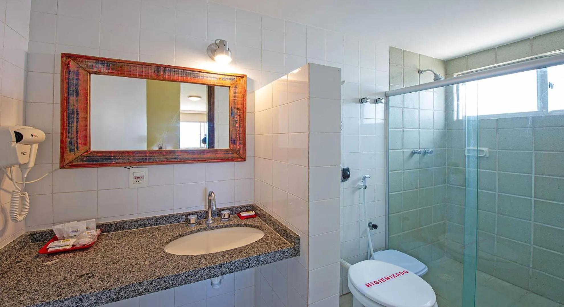 Toilet in Hotel Costeiro