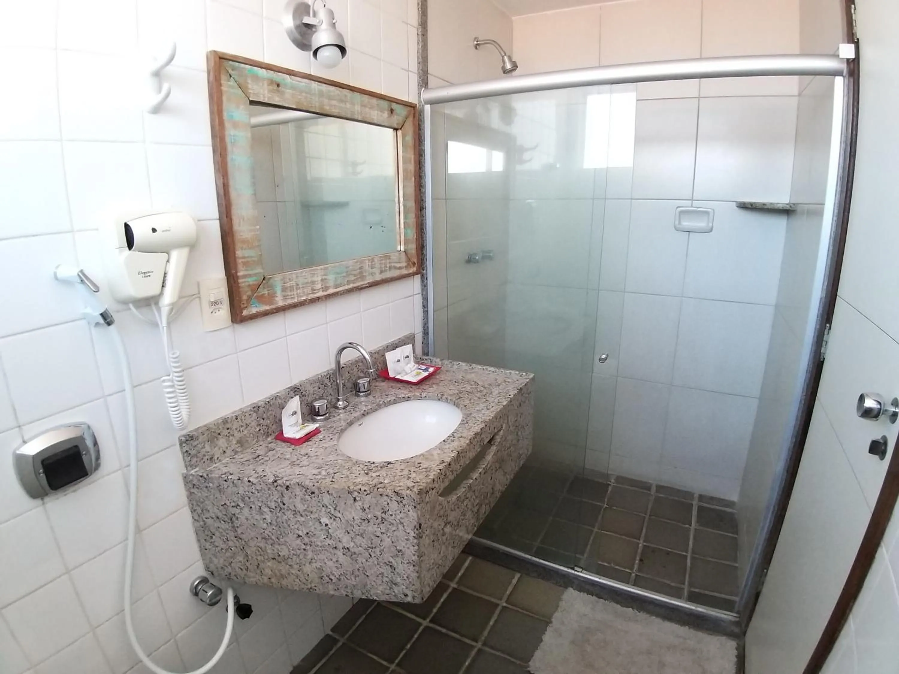 Shower in Hotel Costeiro