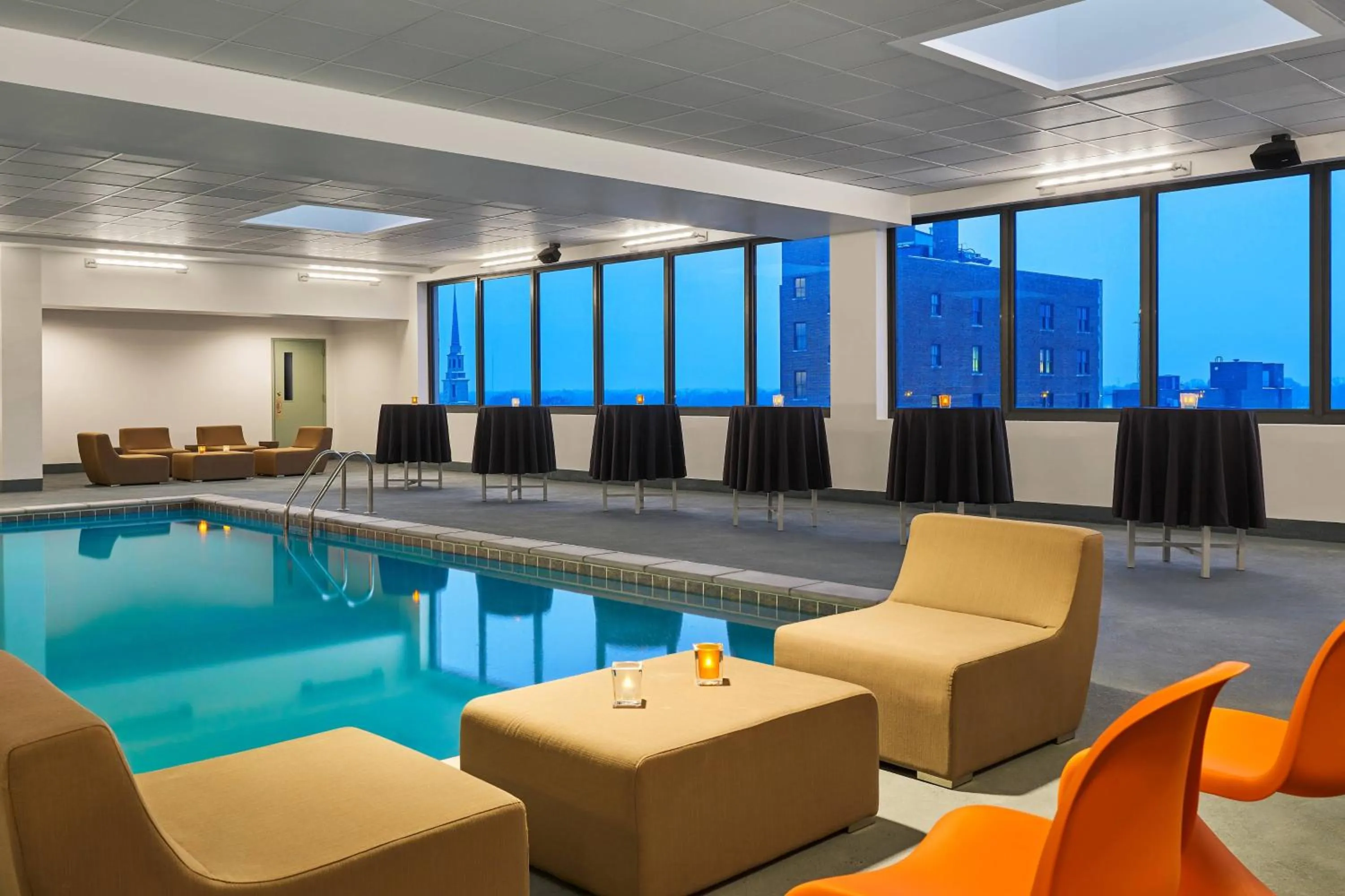 Swimming pool in Aloft South Bend