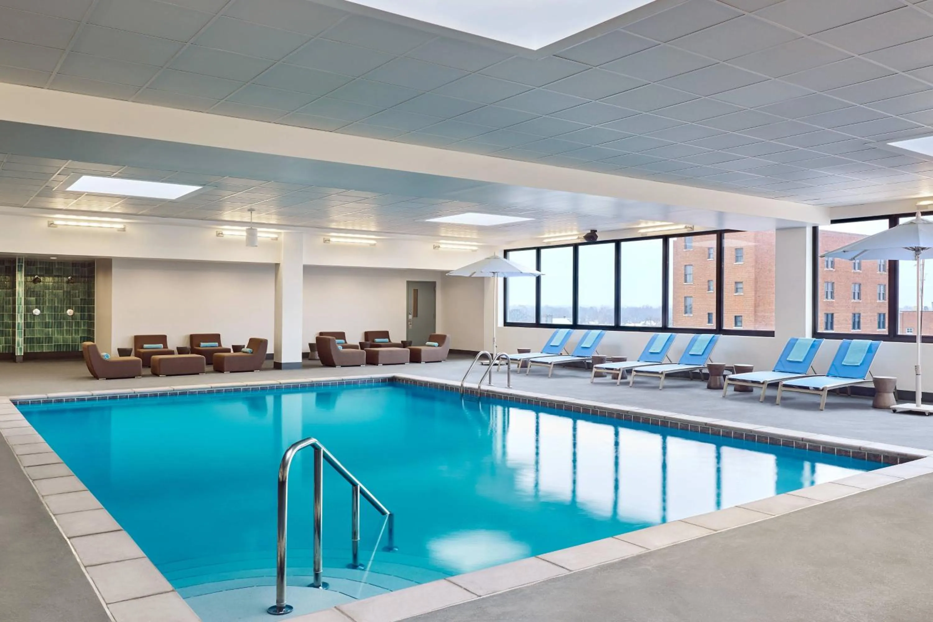 Swimming pool in Aloft South Bend