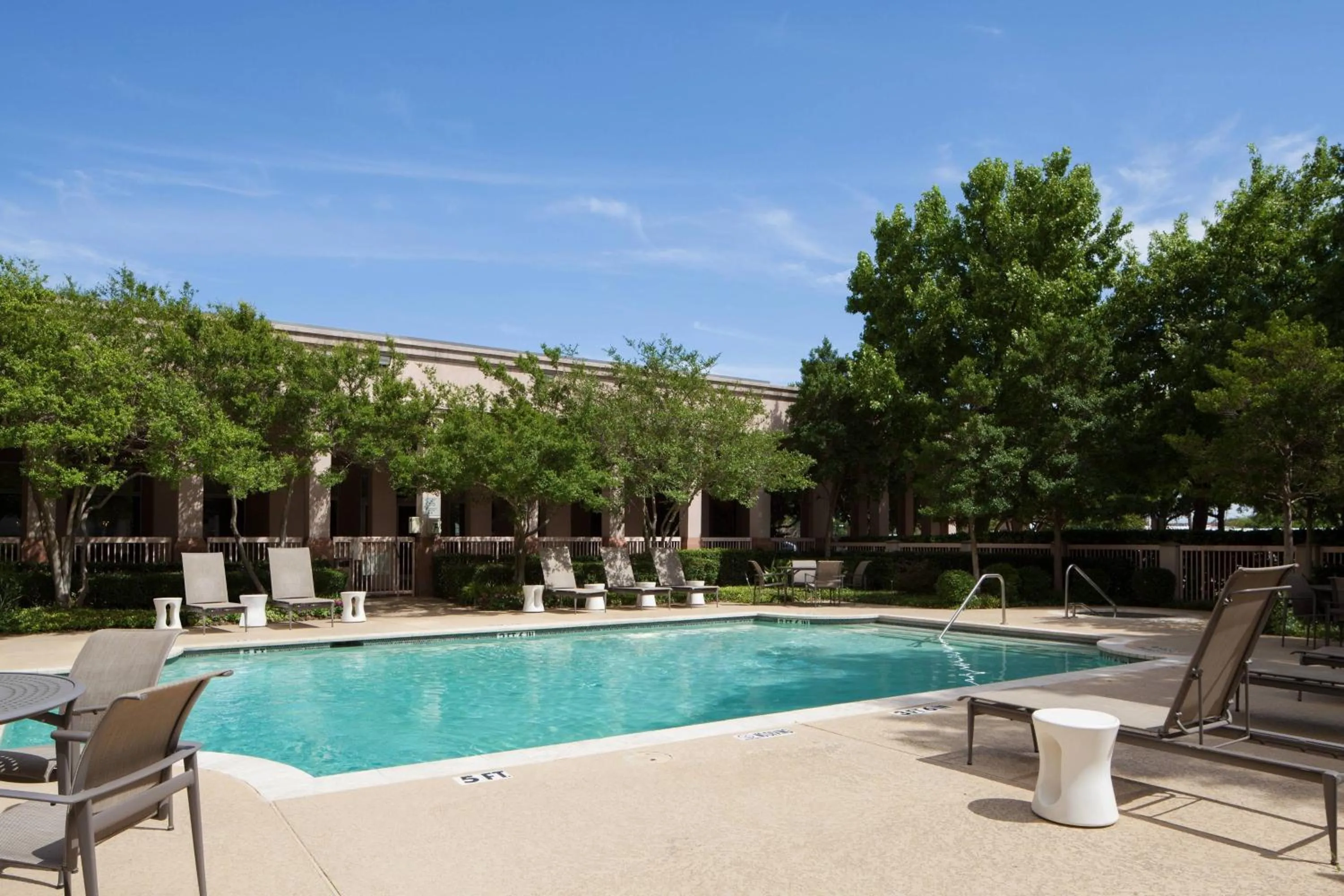Swimming pool in Dallas Marriott Suites Medical/Market Center