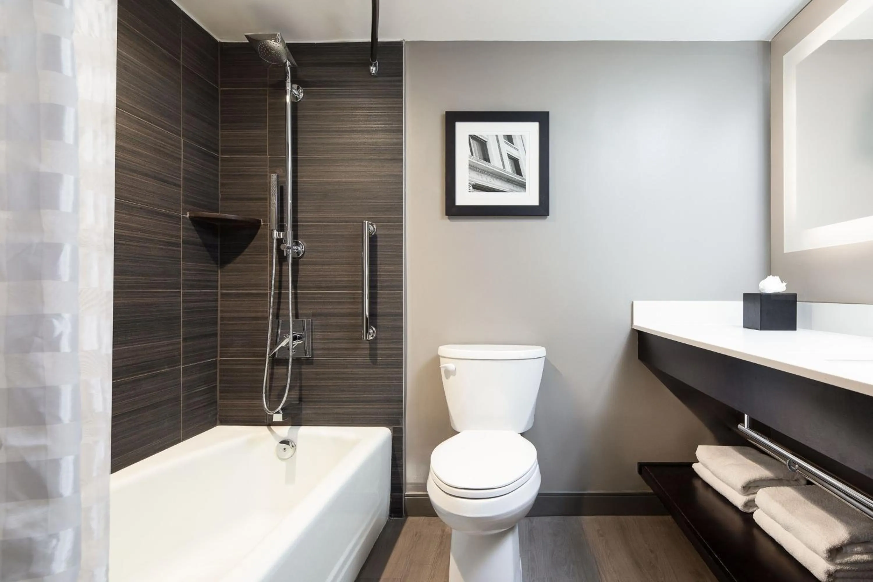 Bathroom in Dallas-Addison Marriott Quorum by the Galleria