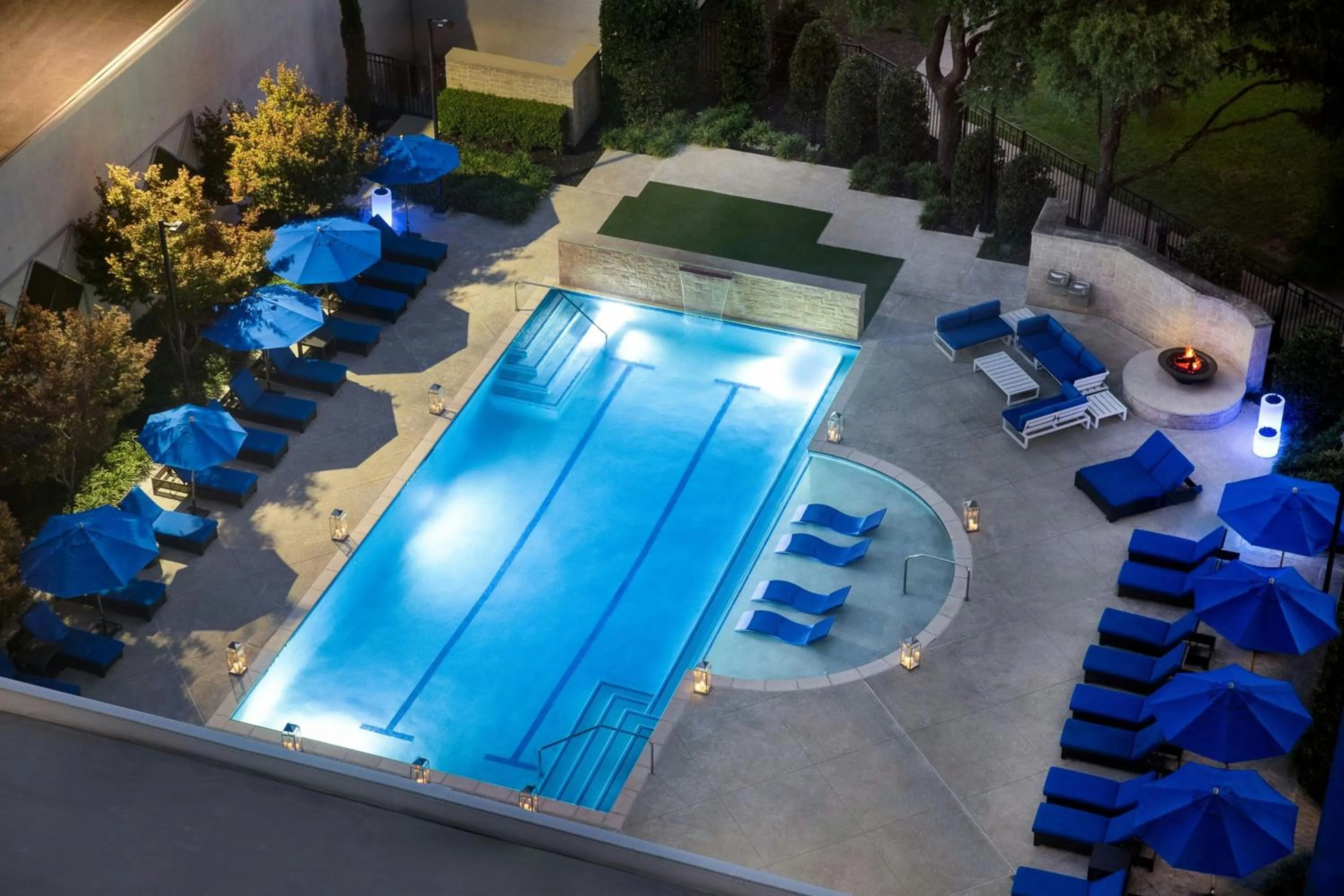 Swimming pool in Dallas-Addison Marriott Quorum by the Galleria