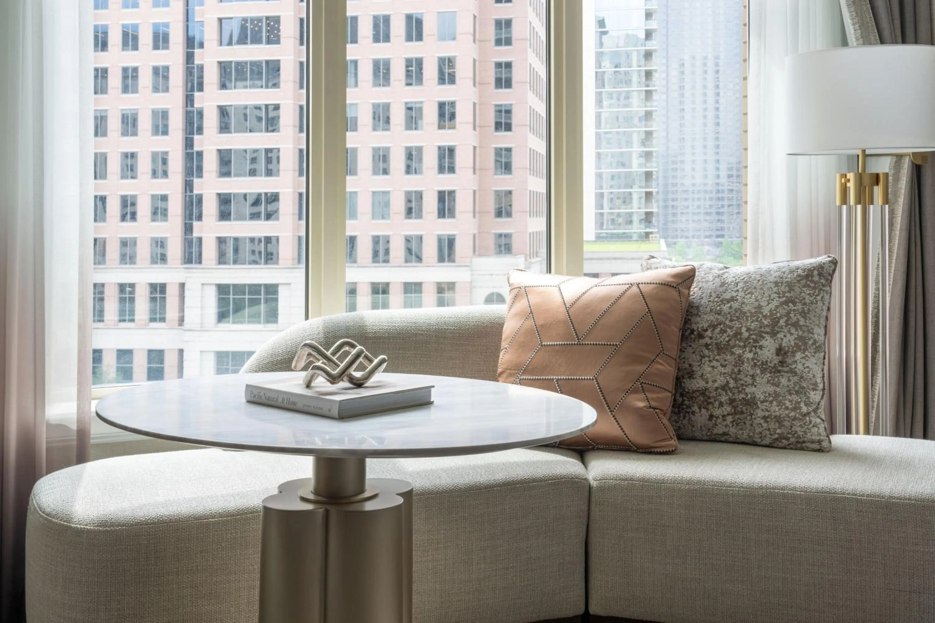 Lounge or bar in The Ritz-Carlton, Dallas