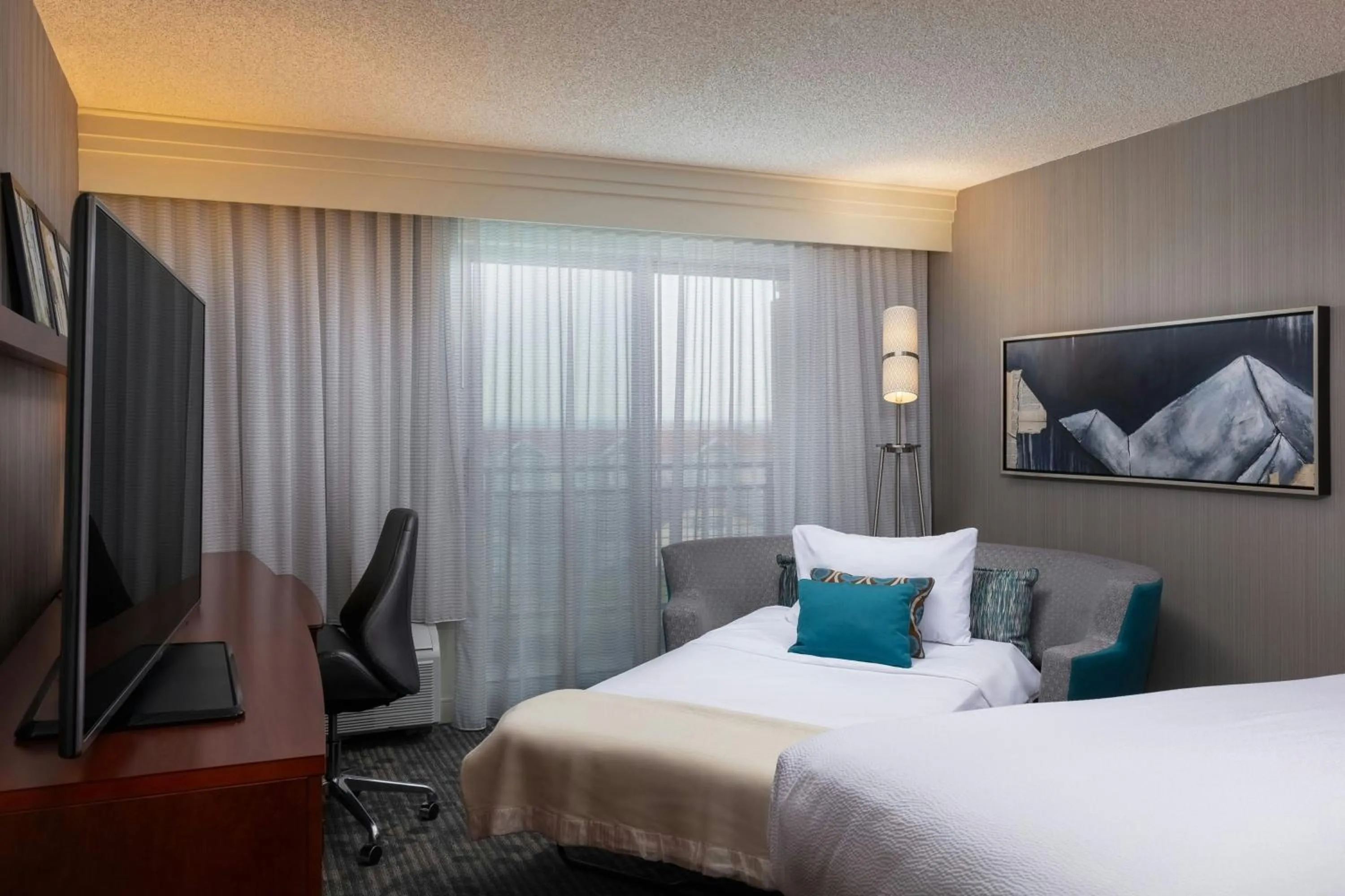 Photo of the whole room, Bed in Courtyard by Marriott Denver Airport