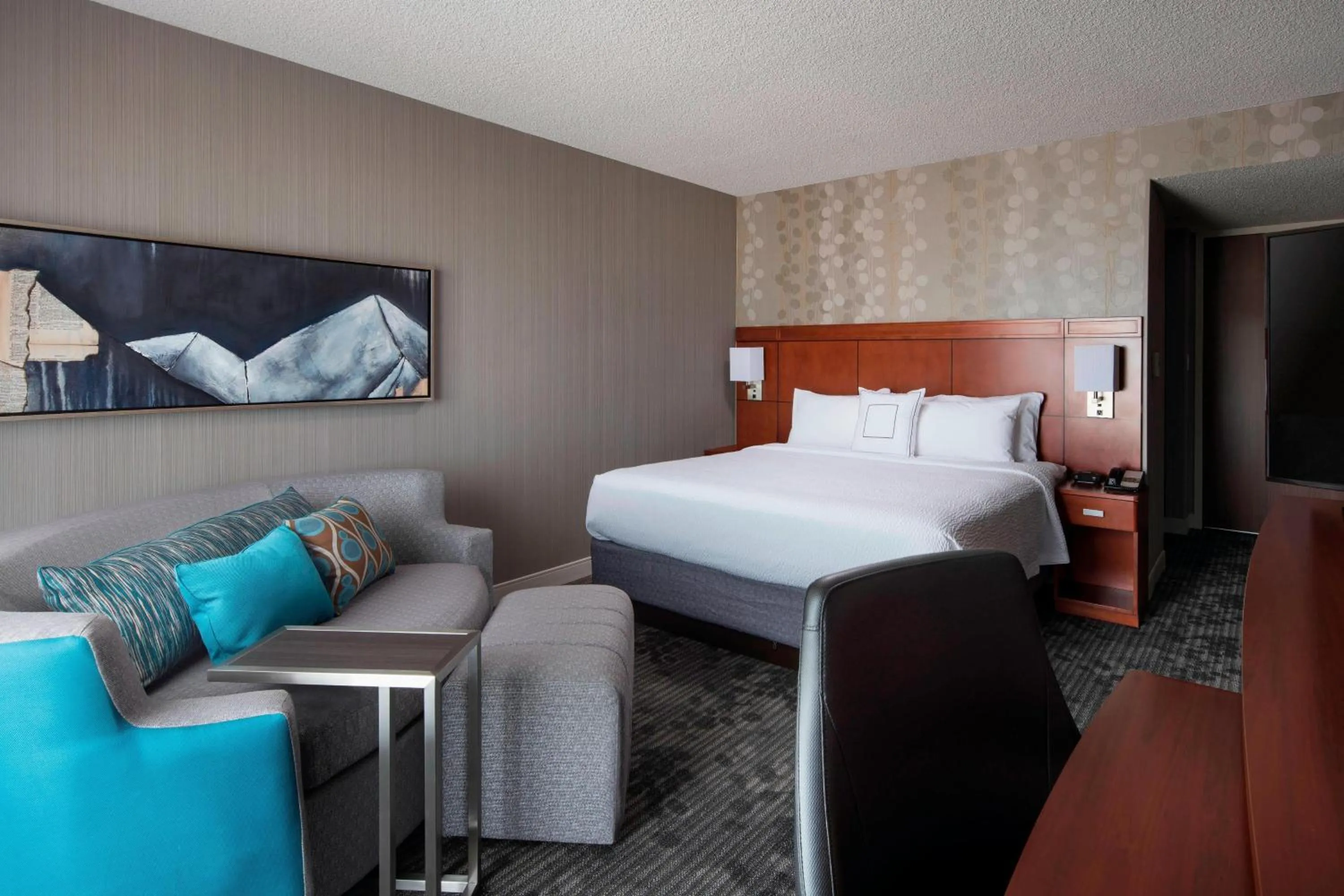Photo of the whole room, Bed in Courtyard by Marriott Denver Airport