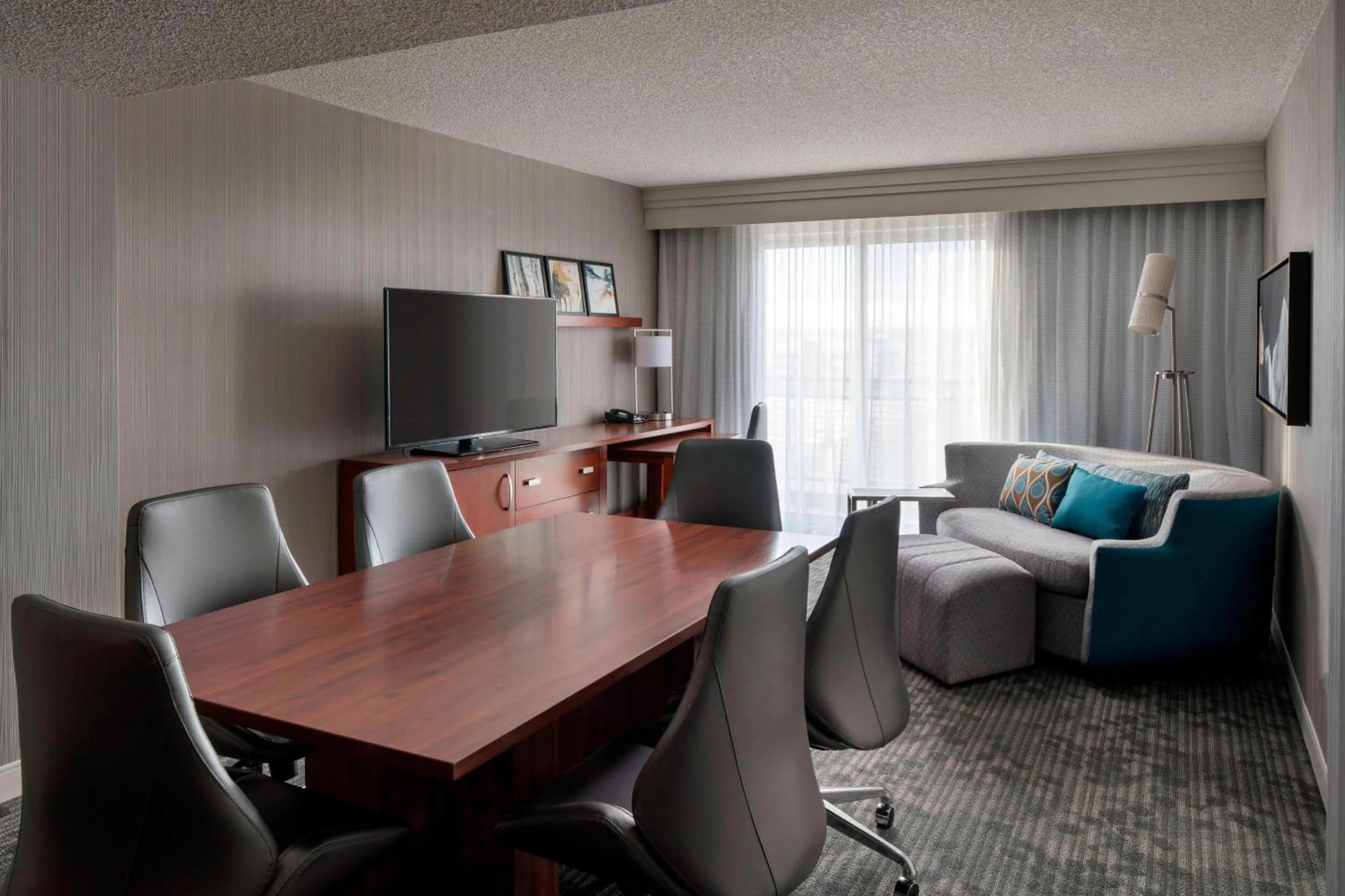 Living room in Courtyard by Marriott Denver Airport