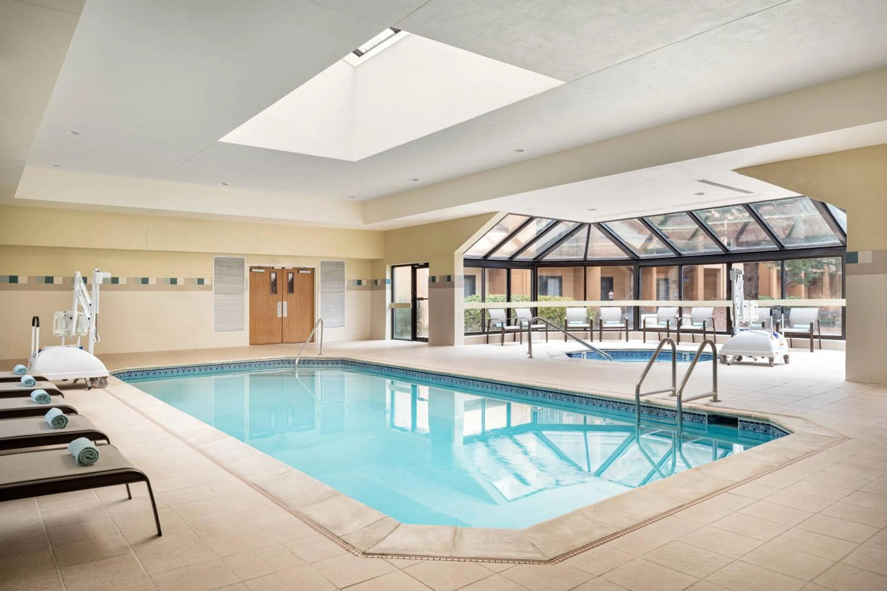 Swimming pool in Courtyard by Marriott Boulder