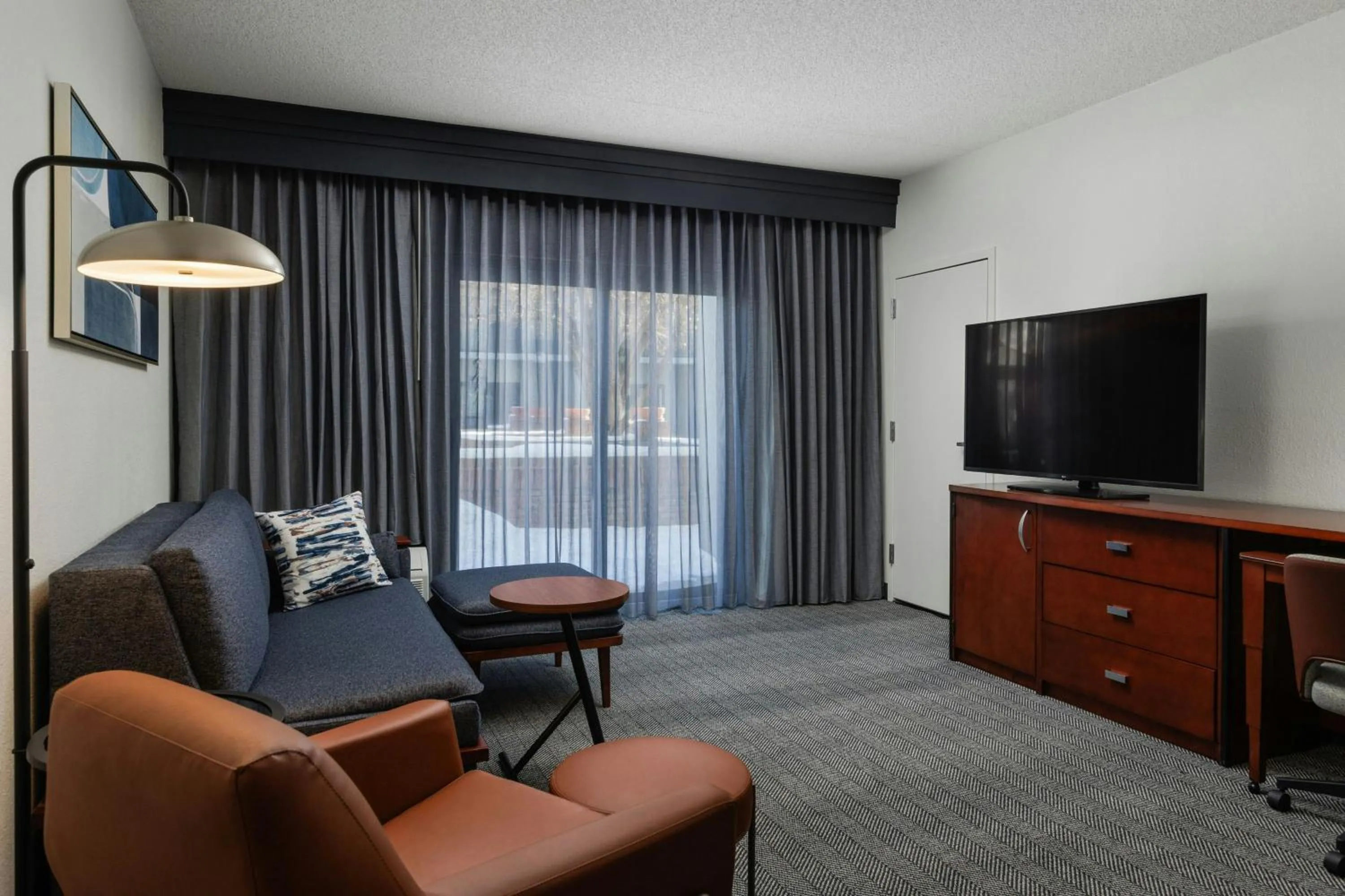 Living room in Courtyard by Marriott Denver Central Park