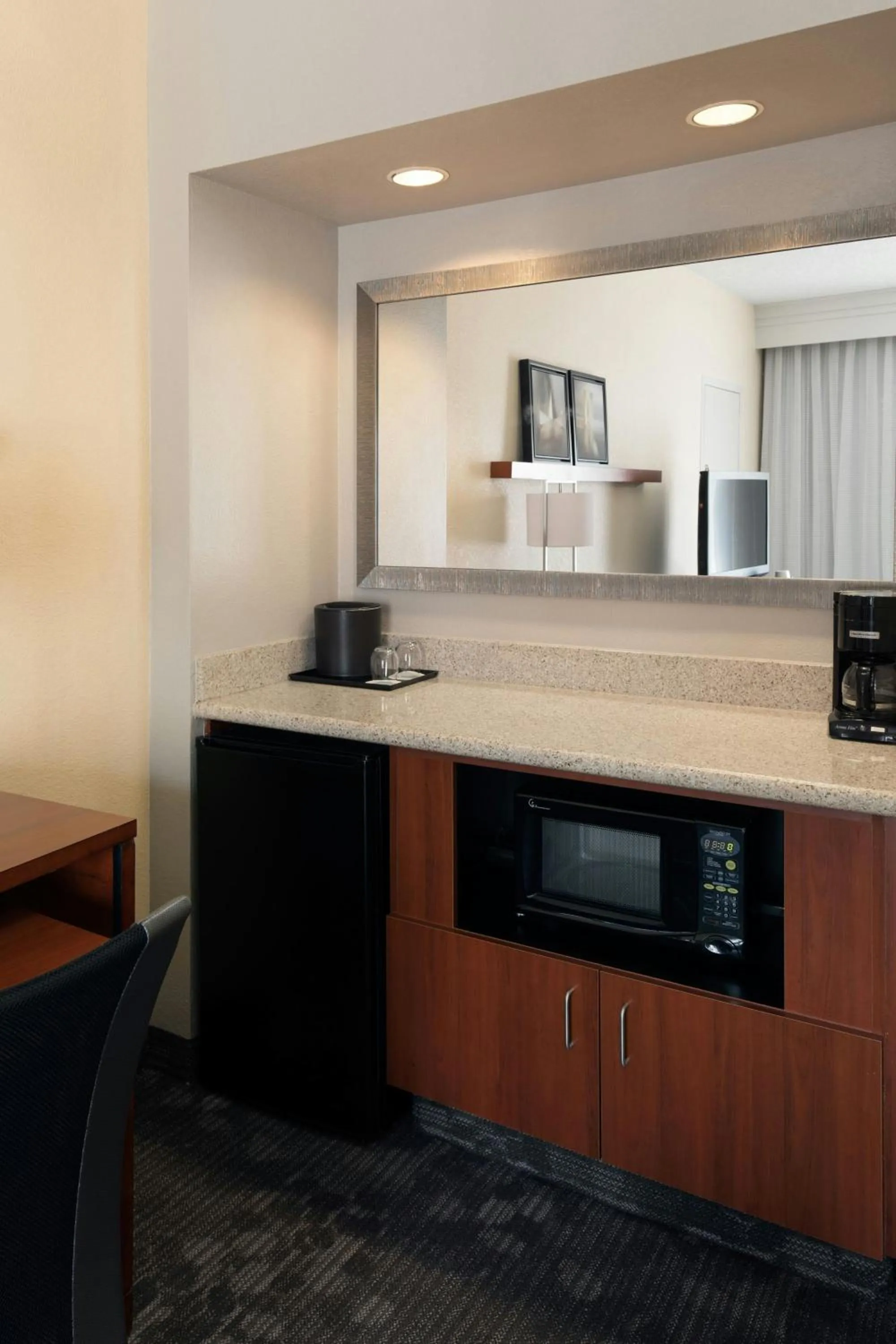 Lounge or bar in Courtyard by Marriott Denver Central Park