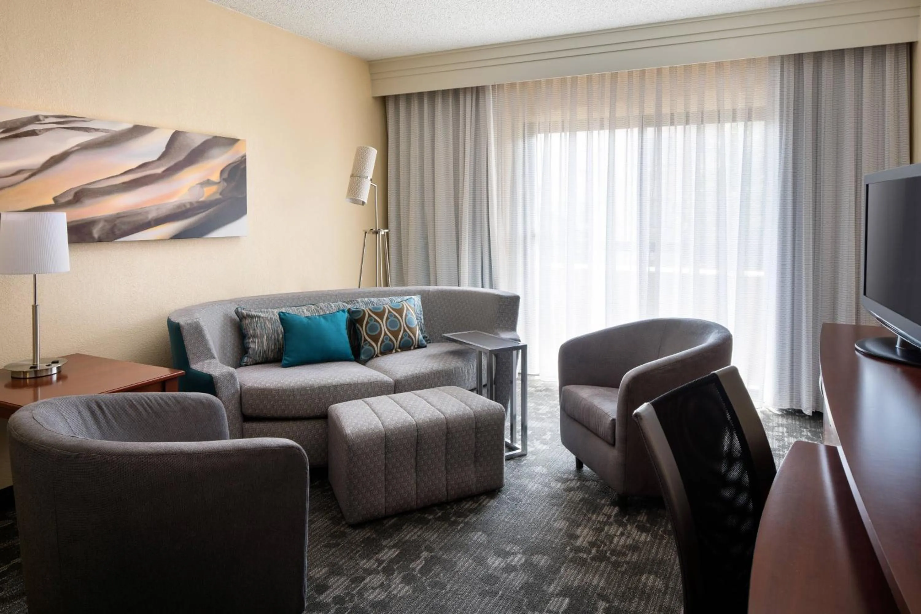 Living room in Courtyard by Marriott Denver Central Park